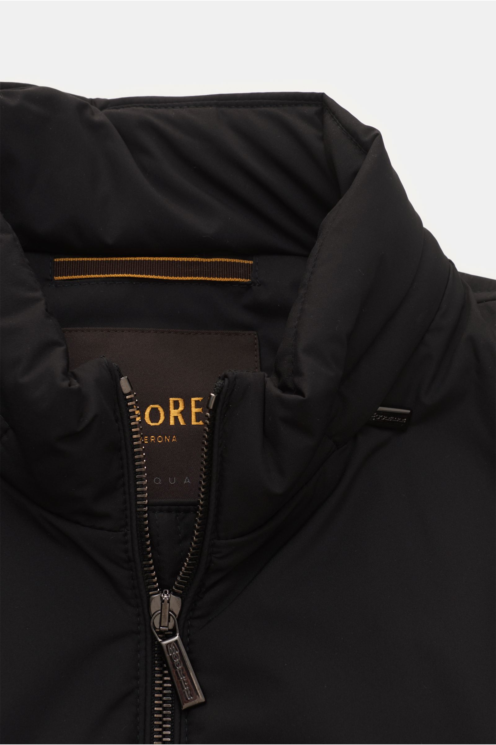 Nahaufnahme des schwarzen Moorer Blouson 'Stazio' Slim Fit mit stehendem Kragen, Zwei-Wege-Reißverschluss und wasserabweisender Microfaser.