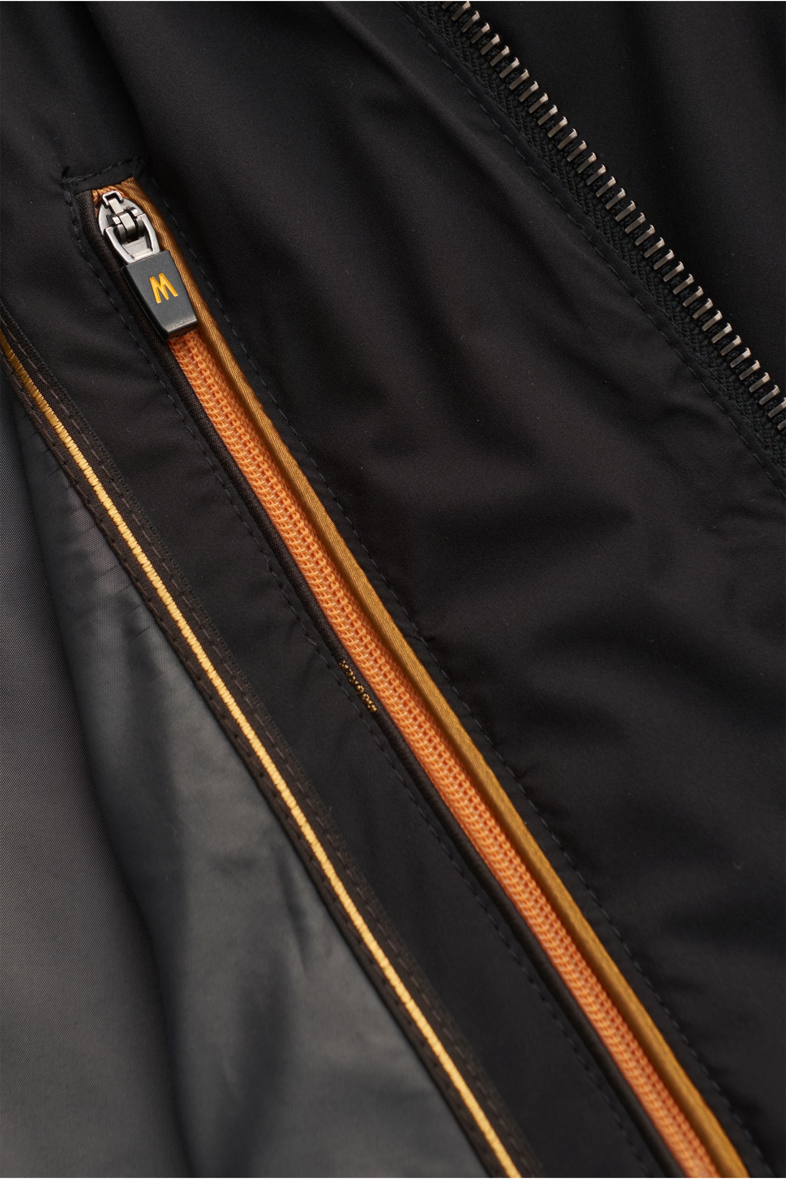 Nahaufnahme des Moorer Blouson 'Stazio' schwarz Innenfutters mit zwei Innentaschen, Reißverschluss und hochwertiger Microfaser.