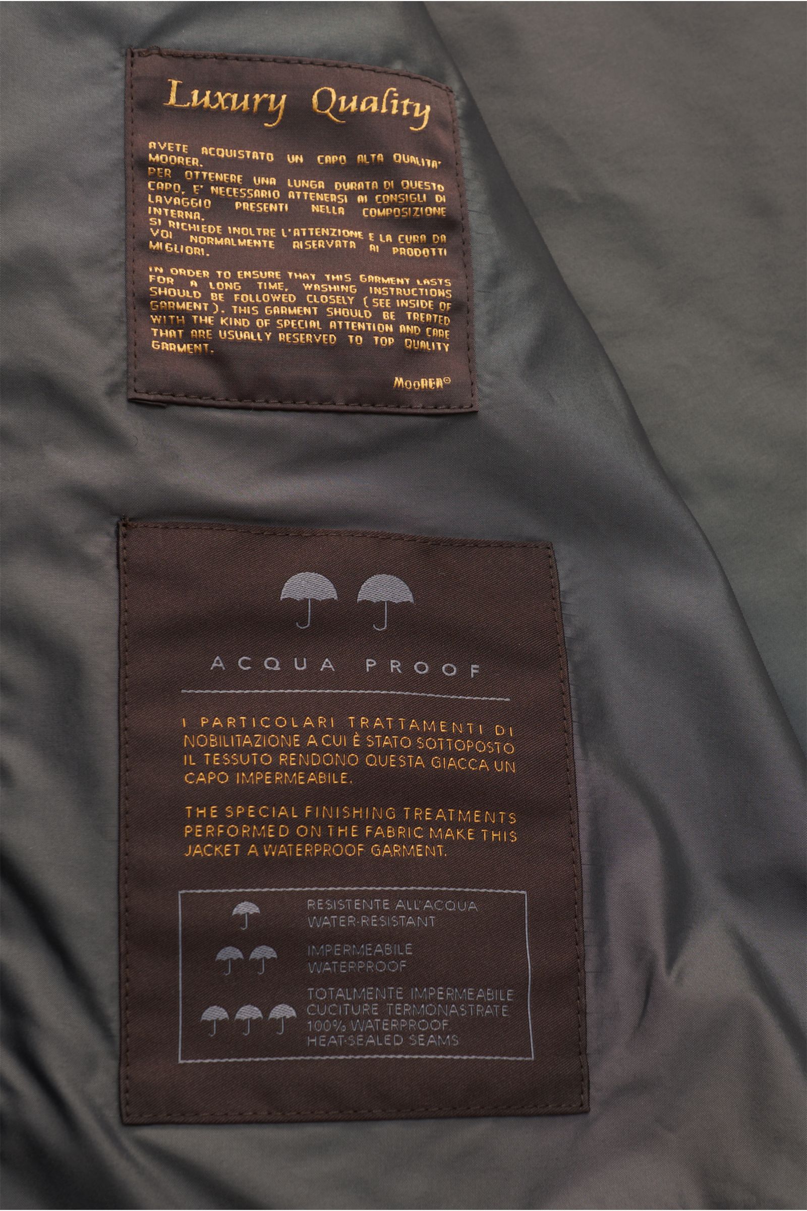 Innenansicht des Moorer Blouson 'Stazio' schwarz mit wasserabweisender Microfaser, leichter Wattierung und Kapuze im Kragen, Detailfoto.