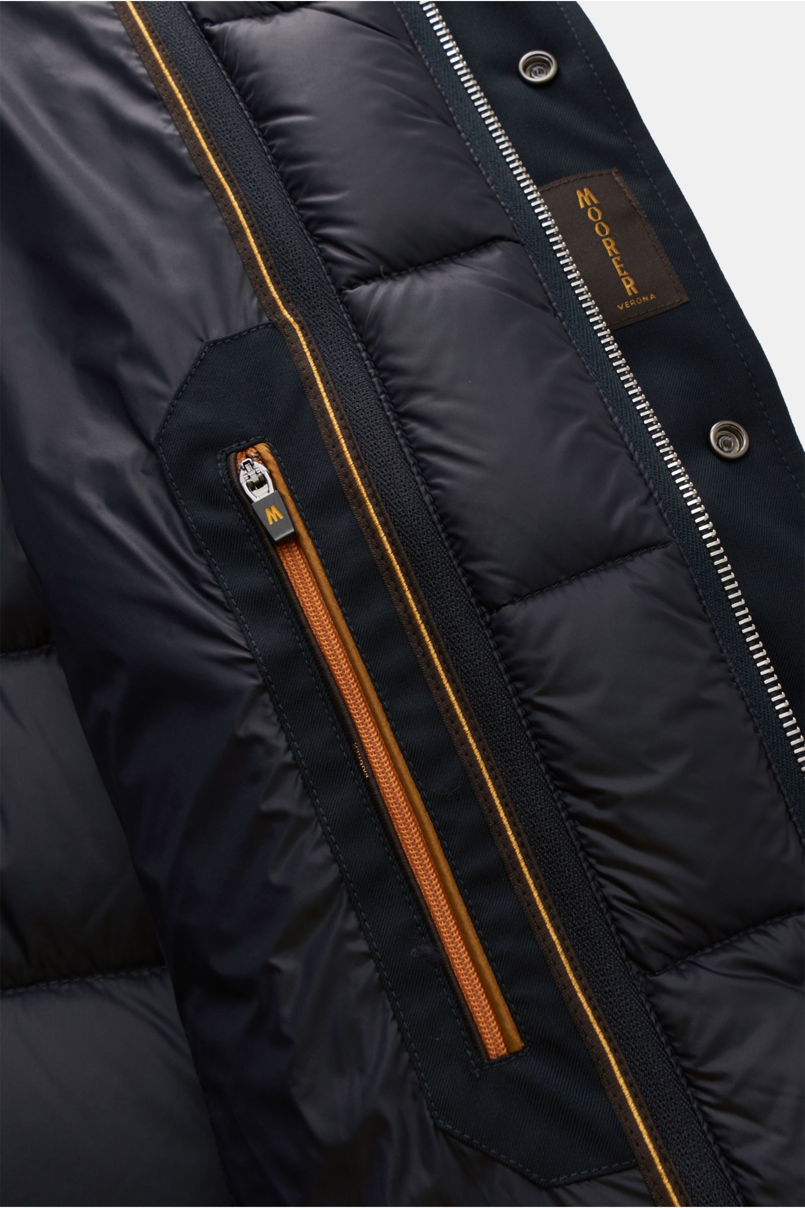 Close-up interior view of the Moorer Daunenjacke 'Ilvo' dark navy showing detailed stitching, brown zipper pocket, smooth lining, and branded label on the water-repellent down jacket. The jacket features a mix of microfiber and viscose, goose down filling