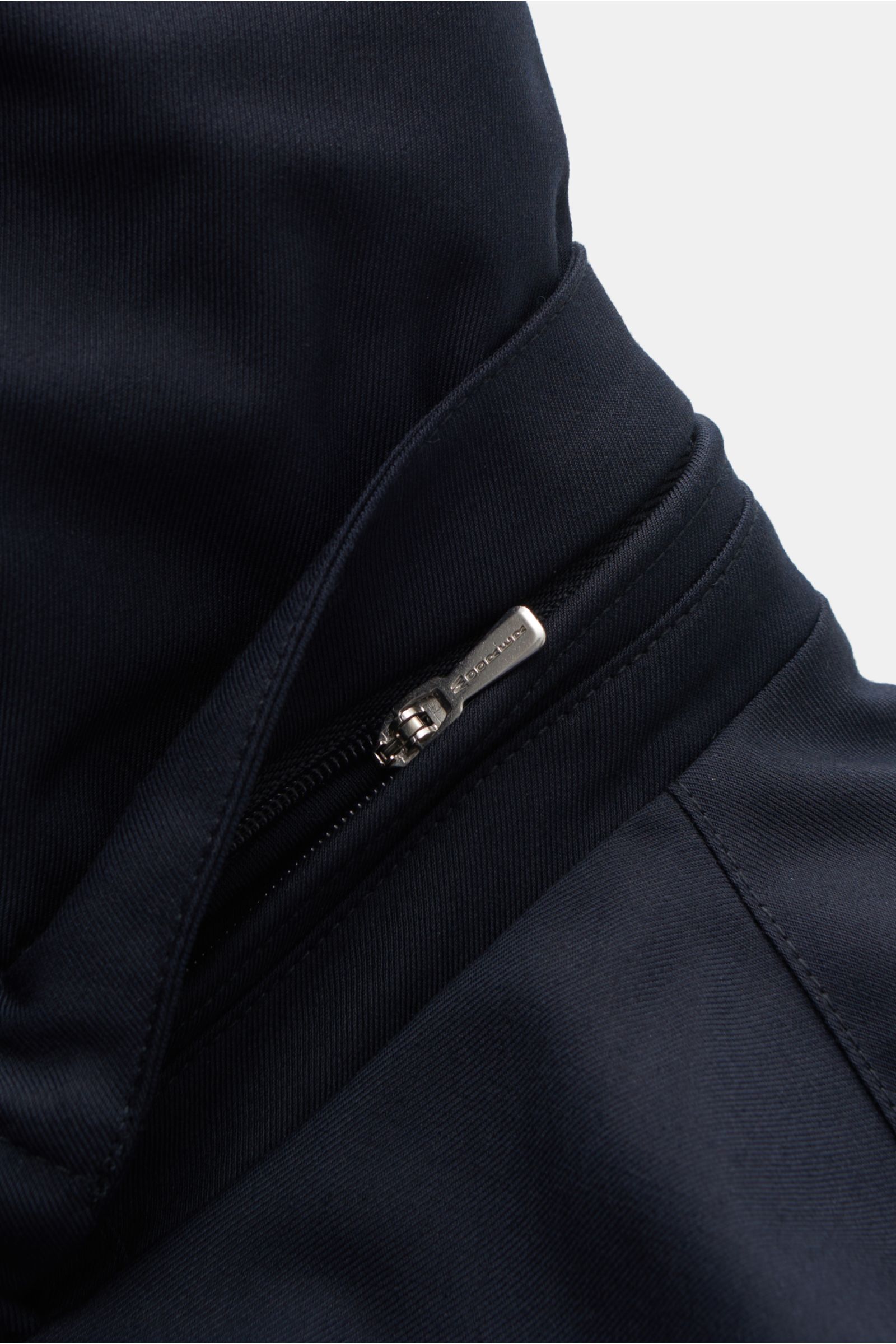Close-up front view of the Moorer Down jacket 'Albini' navy showing the high-collar and zipper detail on water repellent fabric.

The short cut, luxurious water repellent jacket 'Albini' with detachable hood by MOORER has a warm yet lightweight down li