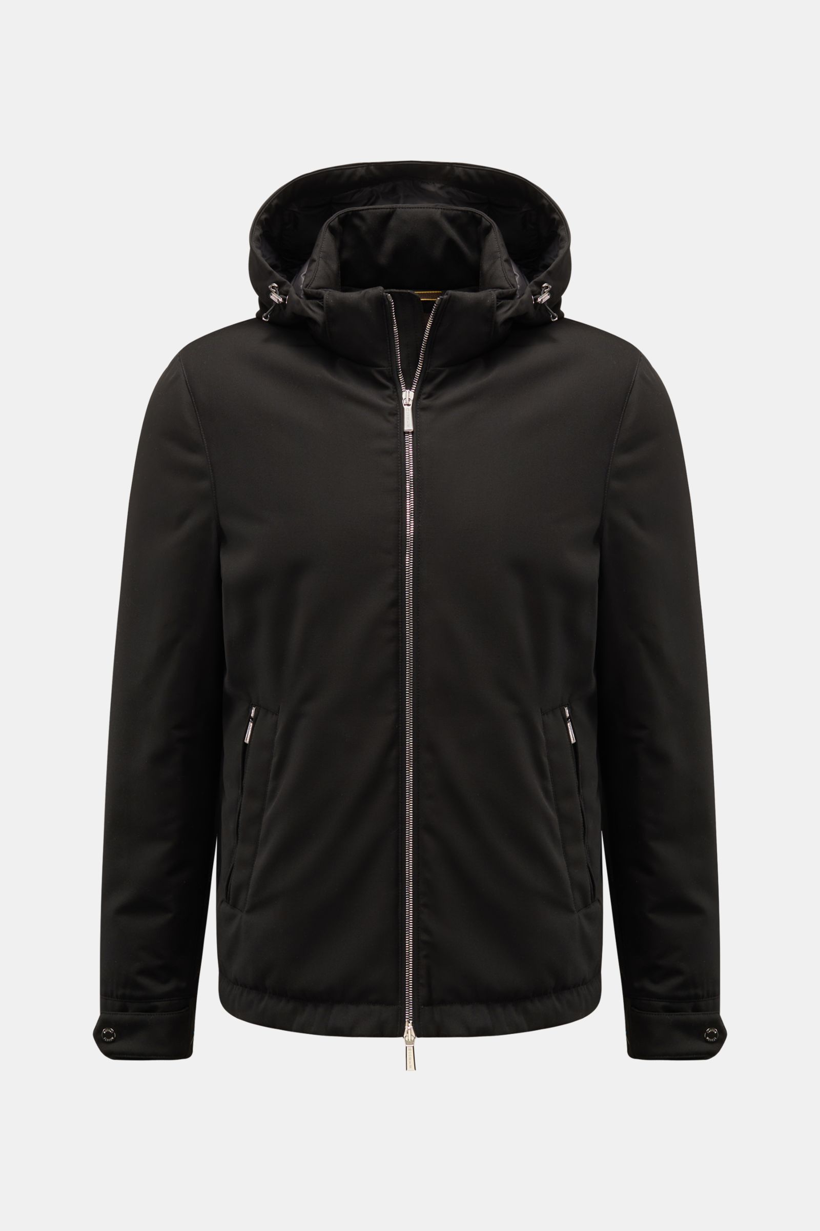 Frontal fotografierte Moorer Daunenjacke 'Albini' schwarz mit kurzem Schnitt, abnehmbarer Kapuze, wasserabweisend, Slim Fit, Daunenfüllung.