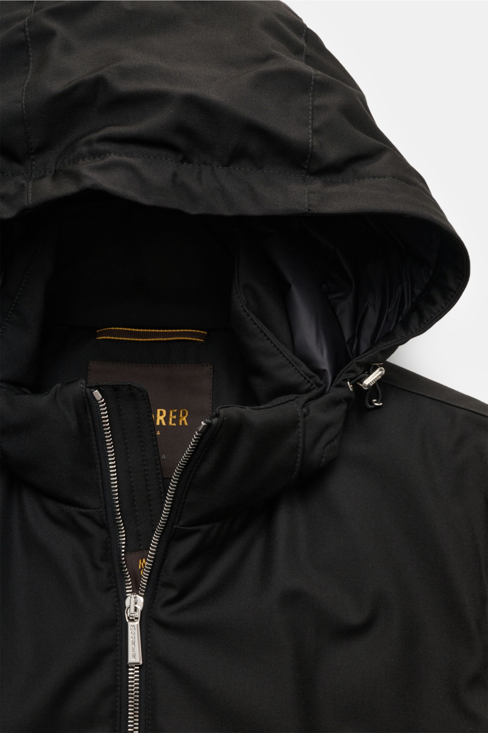 Moorer Daunenjacke 'Albini' schwarz, wasserabweisend, mit abnehmbarer Kapuze und Daunenfüllung, Detailaufnahme von oben frontal.