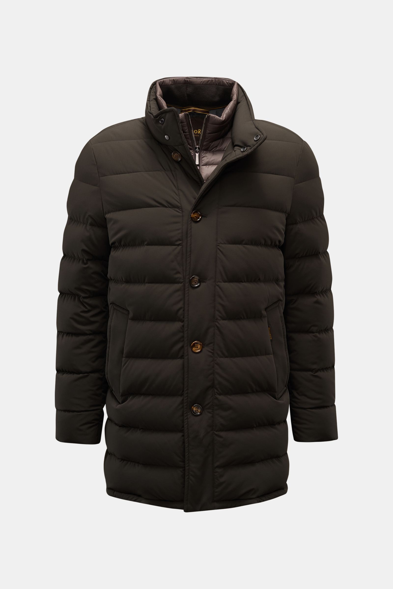 Moorer Daunenjacke 'Calegari' graubraun in Slim Fit, wasserabweisend, mit Stehkragen, fünf Knöpfen und Schräge Taschen, frontal fotografiert.