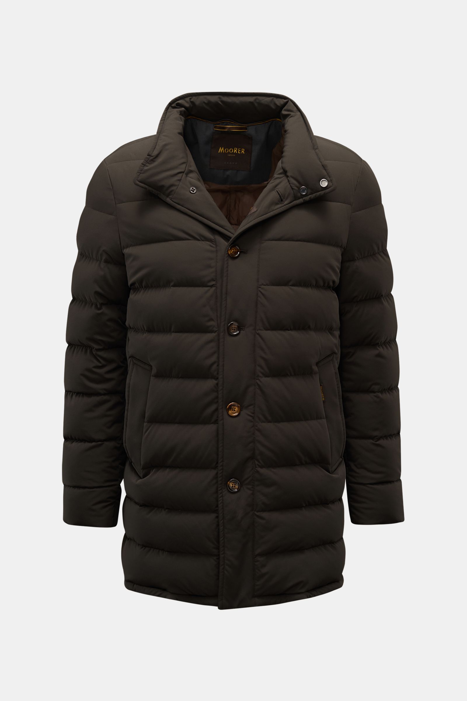 Moorer Daunenjacke 'Calegari' graubraun, frontale Ansicht, wasserabweisend, Slim Fit, Stehkragen, Microfaser, Gänsedaunenfüllung, Leistentaschen, fünf Knöpfe.