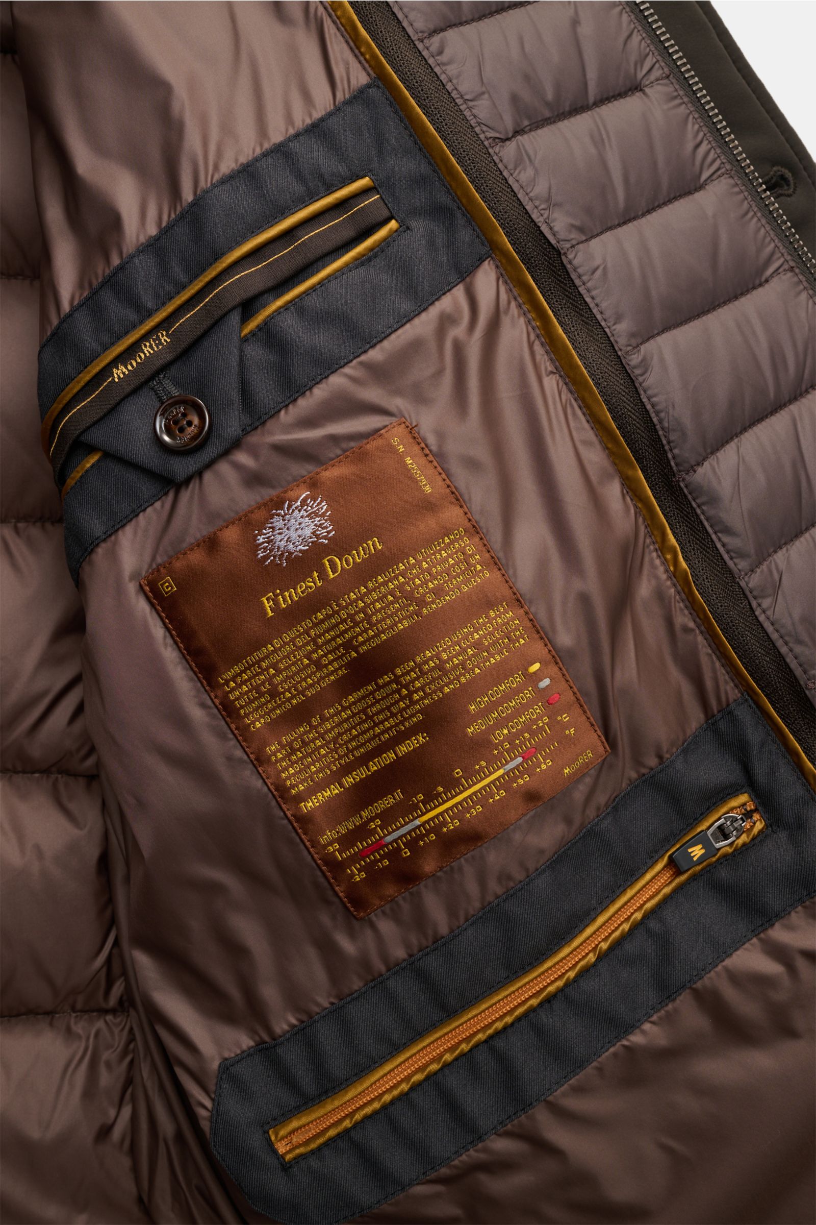 Innenansicht der Moorer Daunenjacke 'Calegari' graubraun mit geschmeidigem Futter, drei Innentaschen, Reißverschluss und Knopfdetails, Detailfoto.