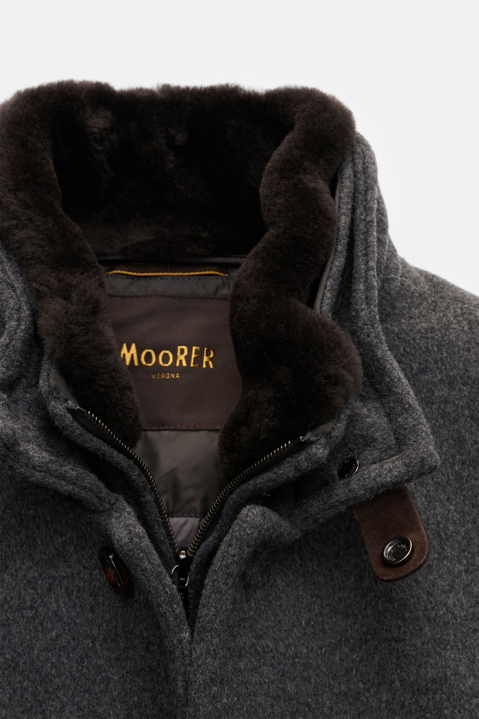 Close-up front view of Moorer Down jacket 'Bond' grey mottled with wool-cashmere blend, detachable fur collar, four-button placket, and warm down lining. 

Italian tailoring meets functionality: This down jacket by MOORER keeps you comfortably warm even a