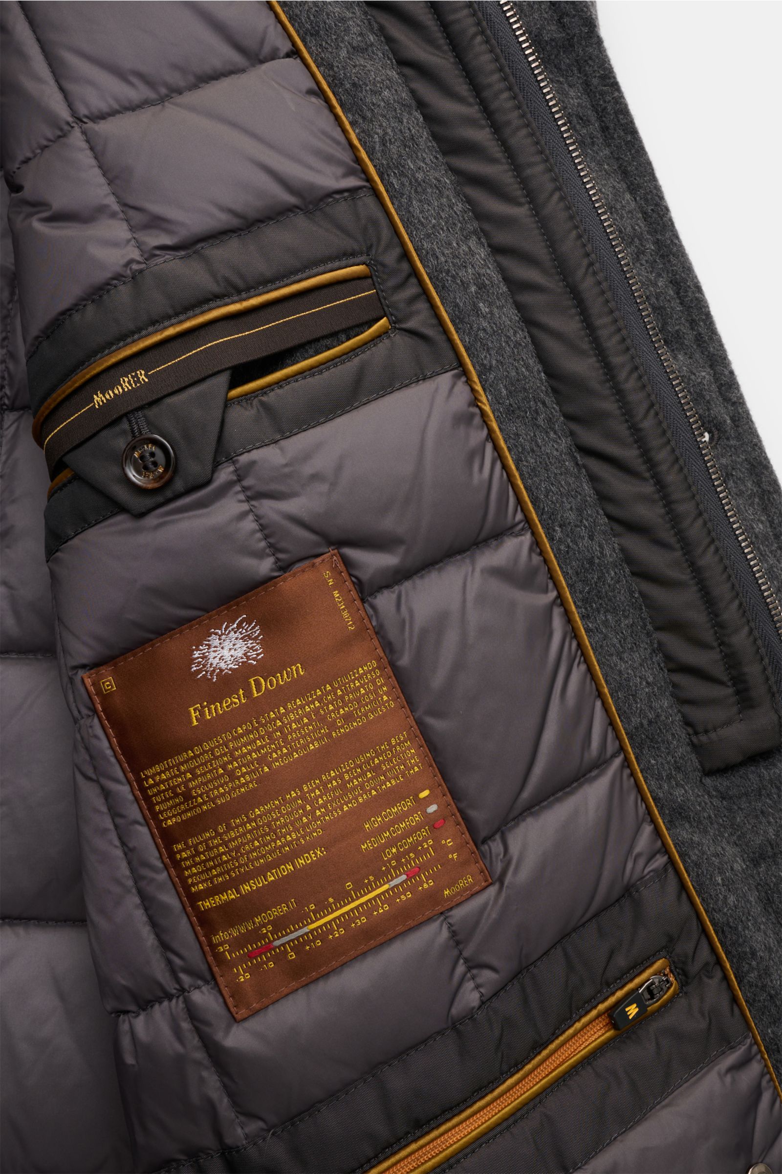 Close-up interior view of the Moorer Down jacket 'Bond' grey mottled showing quilted lining, label, and zip pocket detail.

Description: Italian tailoring meets functionality: This down jacket by MOORER keeps you comfortably warm even at temperatures d