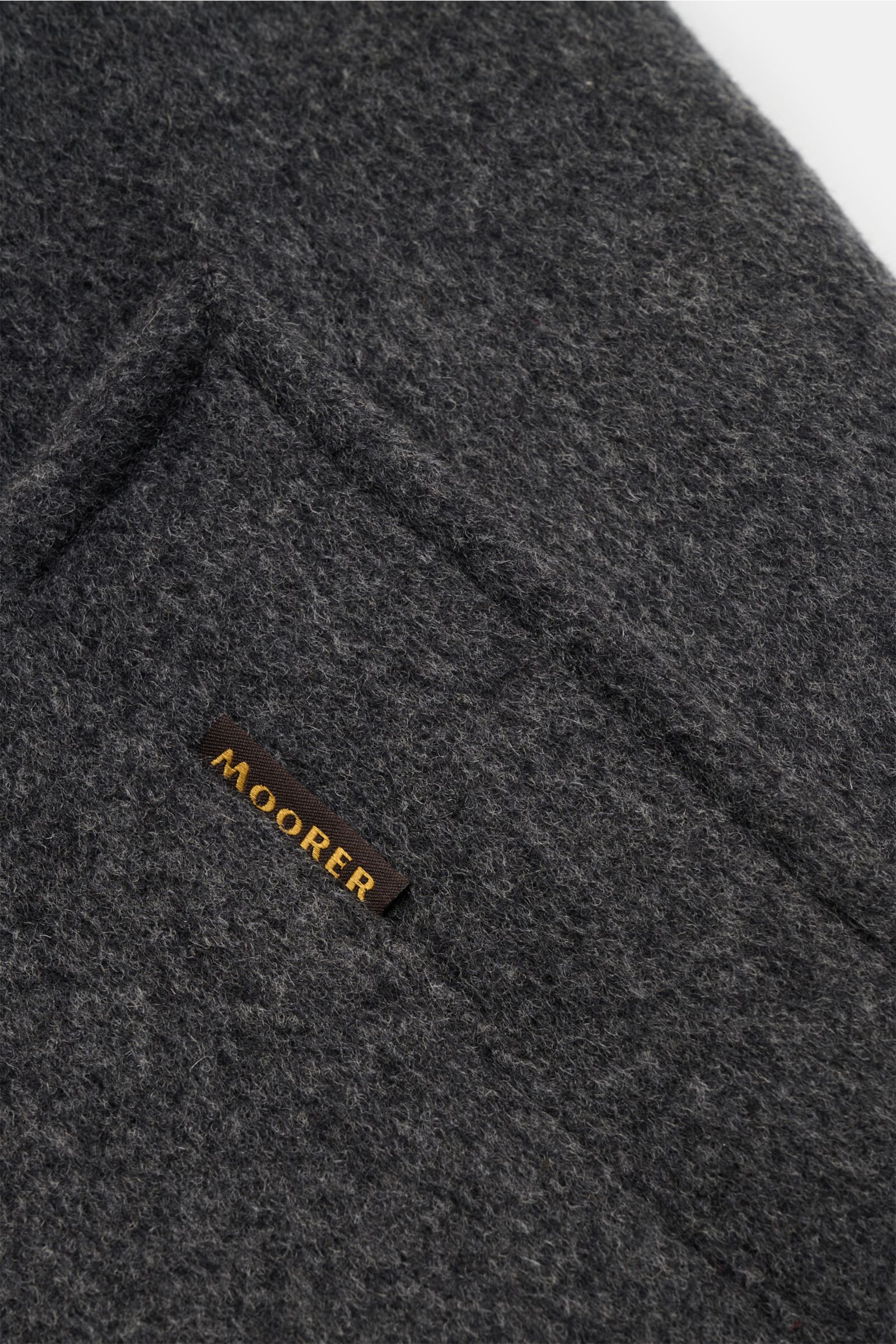 Close-up of the pocket and label of the Moorer Down jacket 'Bond' grey mottled, showing wool-cashmere blend texture.

Italian tailoring meets functionality: This down jacket by MOORER keeps you comfortably warm even at temperatures down to -12 degrees 