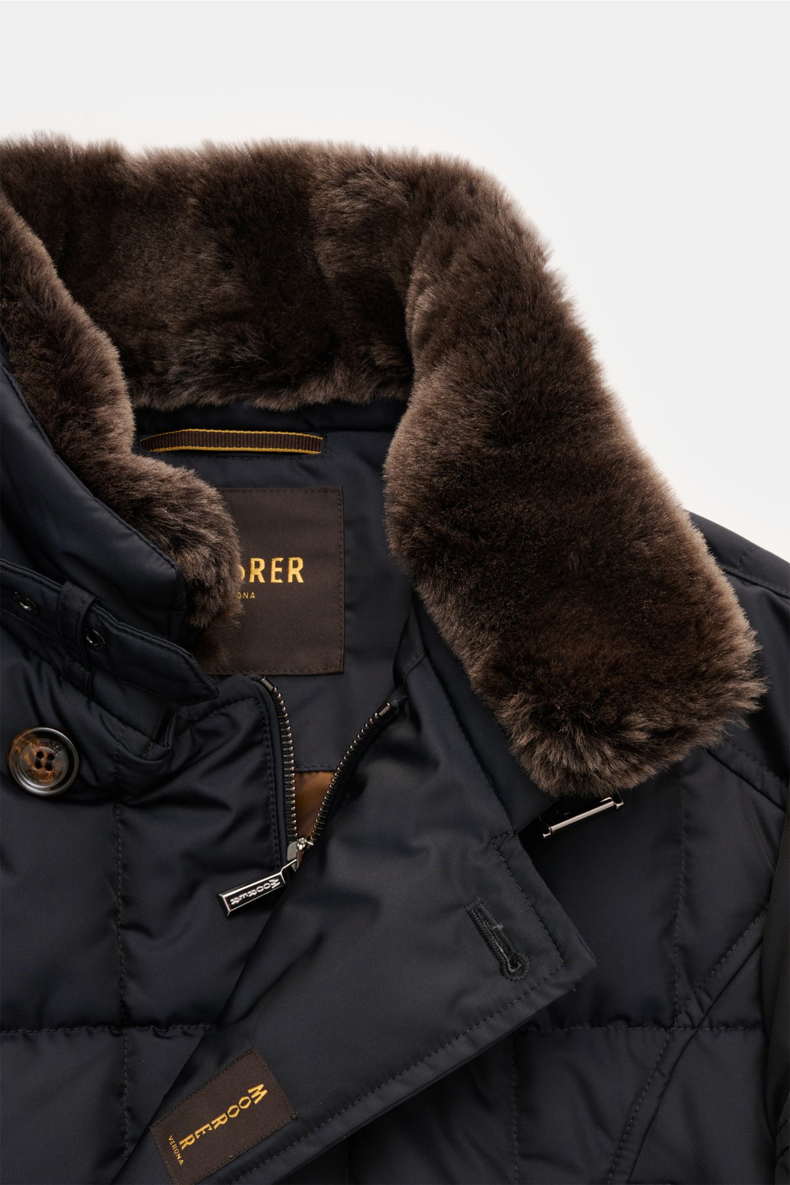 Moorer Daunenjacke 'Morris' navy, Detailaufnahme von oben zeigt abnehmbaren braunen Fellkragen, Microfaserhülle, Slim Fit, wind- und wasserabweisend, wärmende Daunenfüllung, Zwei-Wege-Reißverschluss mit Windblende und Knöpfen.
