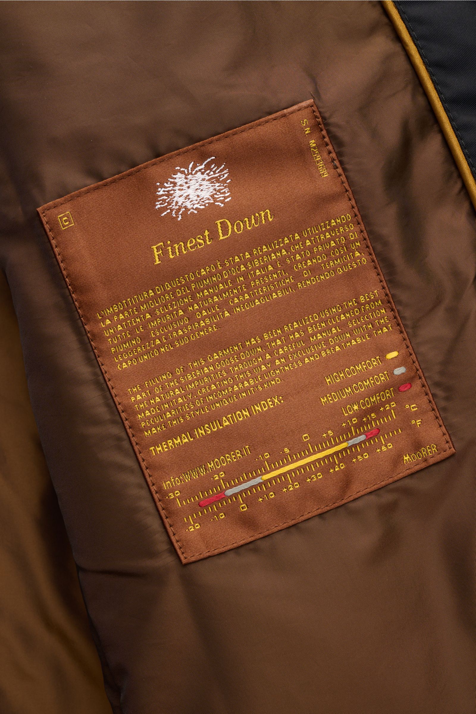 Innenansicht der Moorer Daunenjacke 'Morris' navy mit braunem Innenfutter, Label 'Finest Down' und Details zur hochwertigen Daunenfüllung.