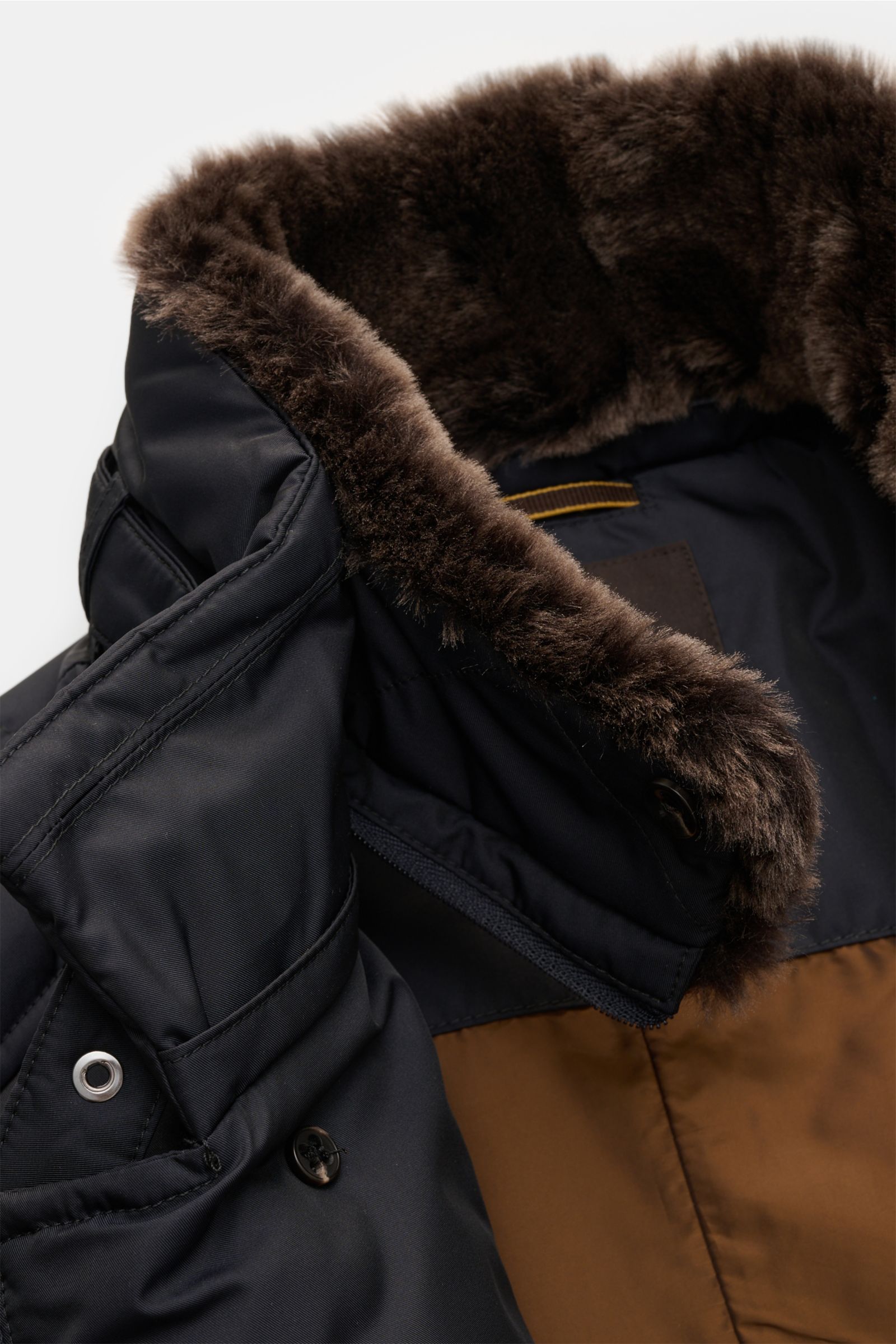 Moorer Daunenjacke 'Morris' navy, Detailaufnahme von oben rechts, abnehmbarer Fellkragen, wind- und wasserabweisend, Microfaser.
