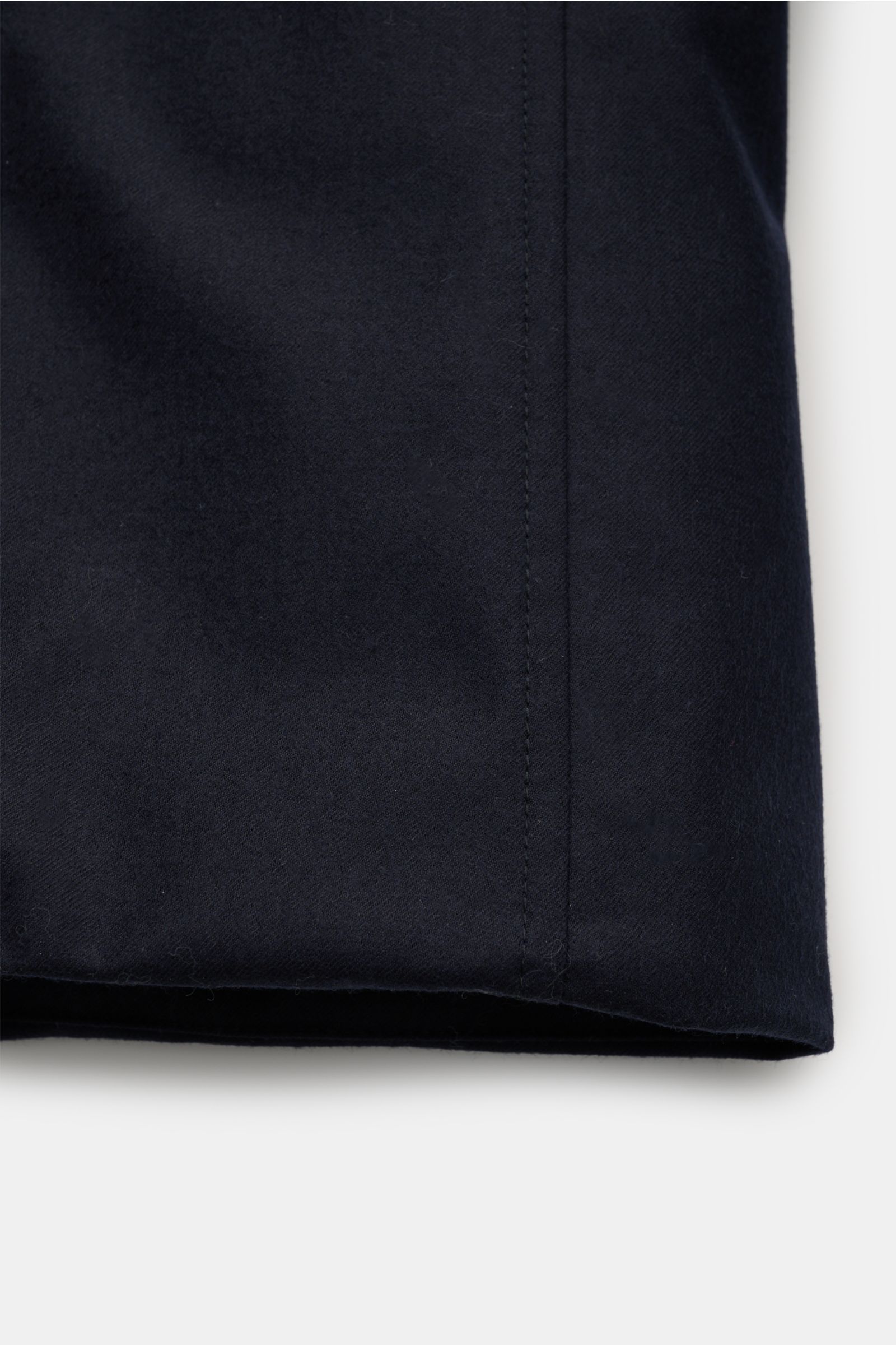 Close-up view of the navy fabric detail of the Moorer Daunenjacke 'Isac' navy, showing the fine stitching and soft texture from a side perspective.

Stilvoll durch kalte Tage: Die Jacke 'Isac' von MOORER überzeugt mit einem edlen, wasserabweisenden Sch