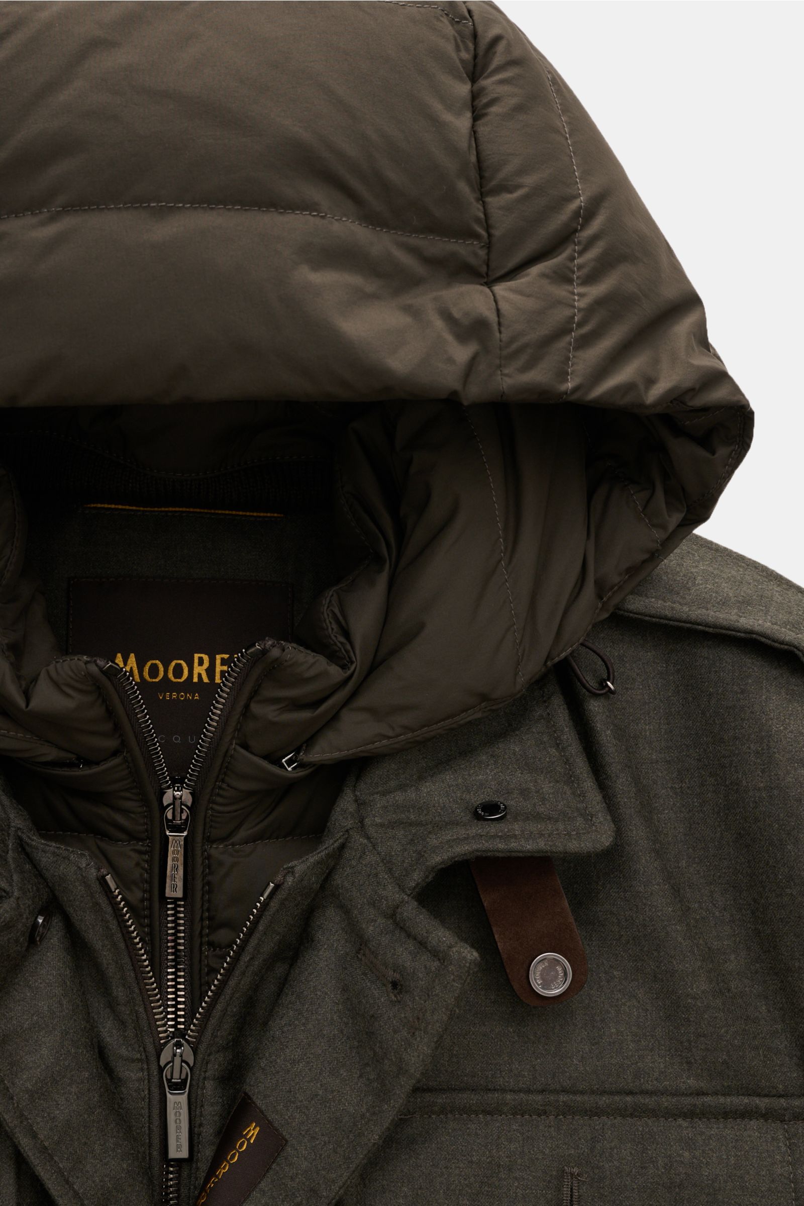Close-up front view of the Moorer Daunenjacke 'Isac' oliv meliert featuring a water-repellent wool-cashmere mix with down filling, detachable microfiber double-front, hood, and detailed stitching.

Stilvoll durch kalte Tage: Die Jacke 'Isac' von MOORER