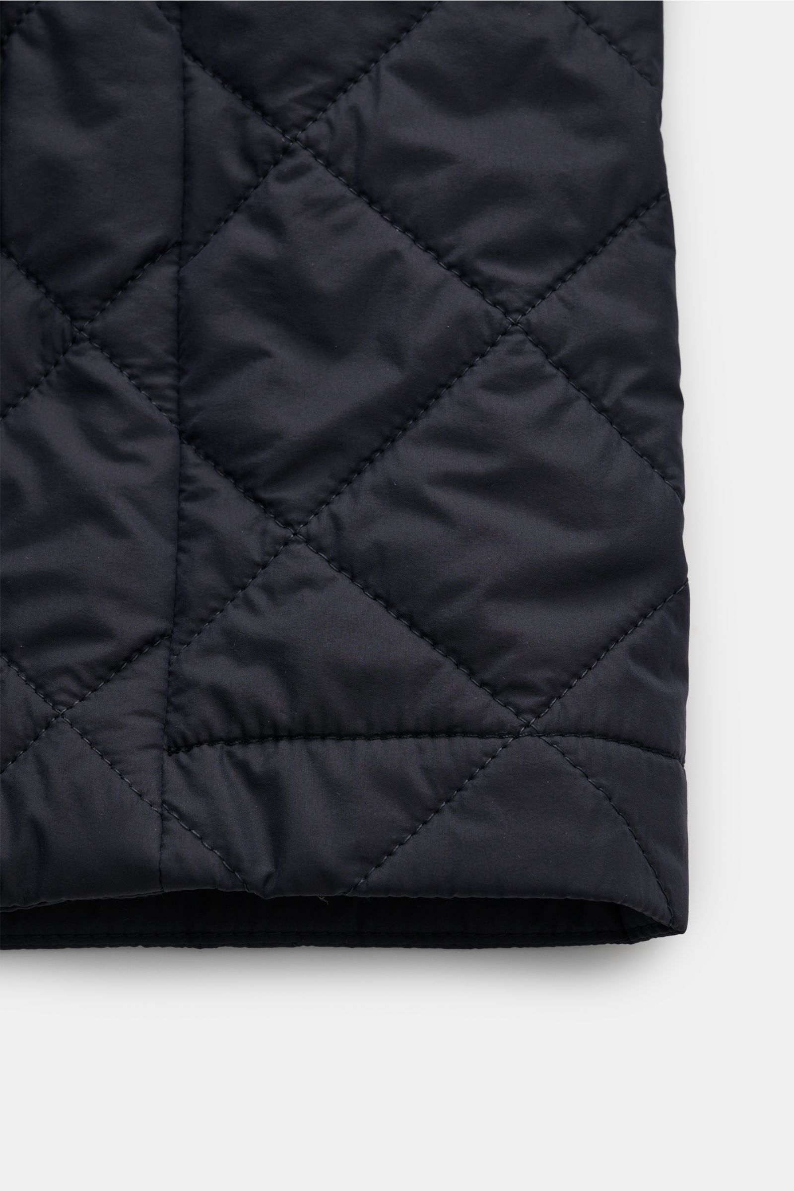 Close-up front view of Moorer Daunenjacke 'Zavyer' dark navy quilted jacket with classic diamond stitching, smooth cotton, and slim fit.

Description: Stilvoll durch die kühle Jahreszeit wird Sie die edle Steppjacke 'Zavyer' von MOORER begleiten, die d