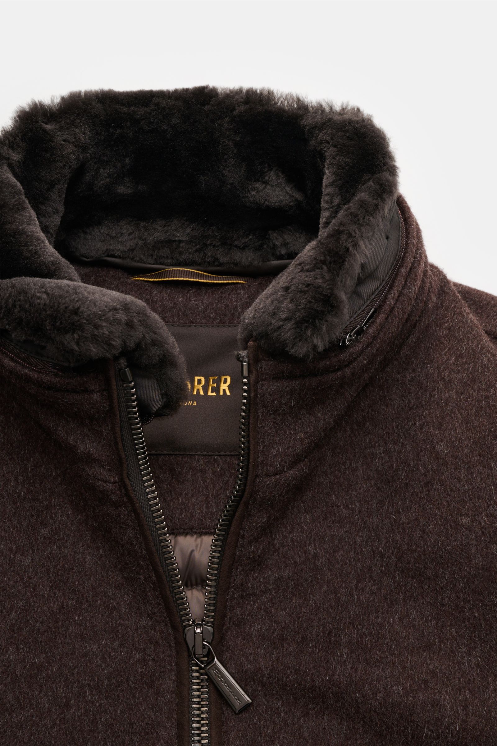 Moorer Daunenblouson 'Bellati' dunkelbraun aus Wolle und Cashmere, gestrickt, Slim Fit, mit abnehmbarem Lammfellbesatz, Daunenfüllung, Zwei-Wege-Reißverschluss, stehendem Kragen, Zipper-Taschen, elastischen Abschlüssen, glattem Futter, zwei Innentaschen, 