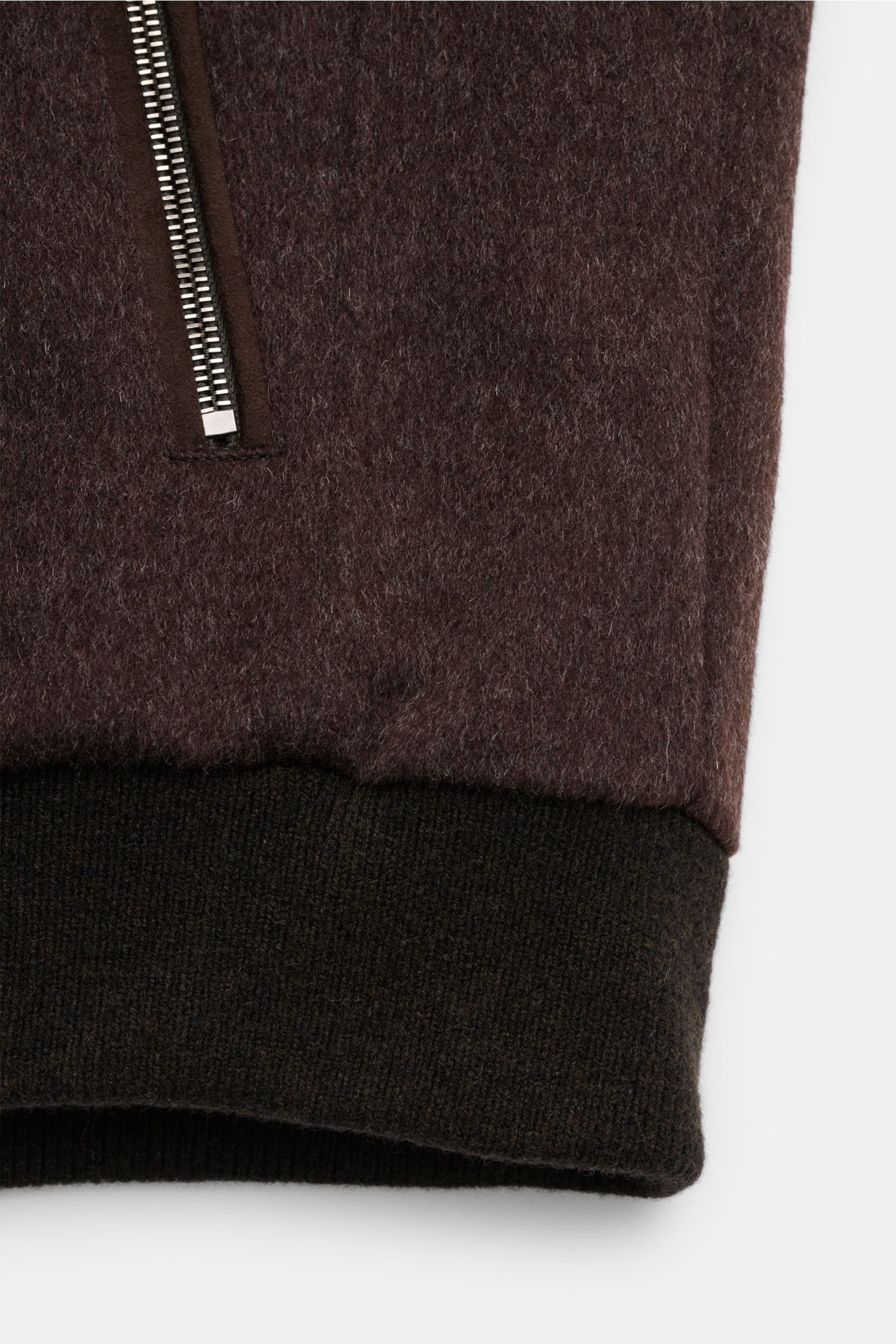 Nahaufnahme des Ärmels vom Moorer Daunenblouson 'Bellati' dunkelbraun, Mix aus Wolle und Cashmere, gestrickte Außenseite, Slim Fit, elastischer Saumabschluss mit Reißverschluss.