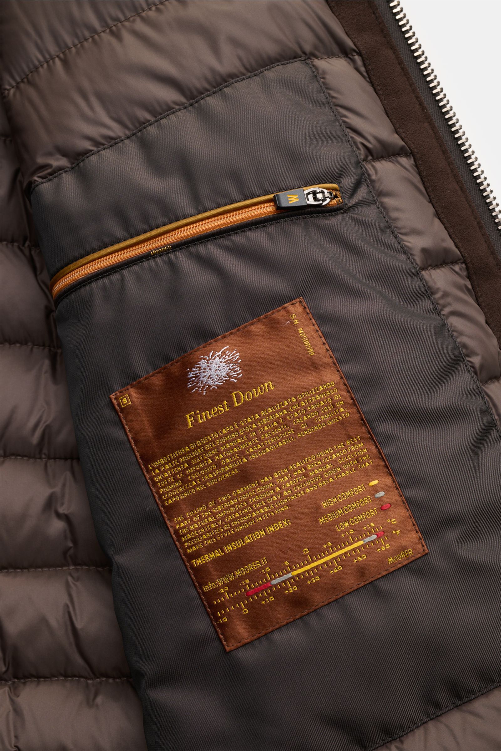 Nahaufnahme des Innenfutters vom Moorer Daunenblouson 'Bellati' dunkelbraun mit glattem Innenfutter, zwei Innentaschen, Zipper-Fronttaschen, Slim Fit, Mix aus Wolle und Cashmere, gestrickter Außenseite, leichter Daunenfüllung, Zwei-Wege-Reißverschluss, sc