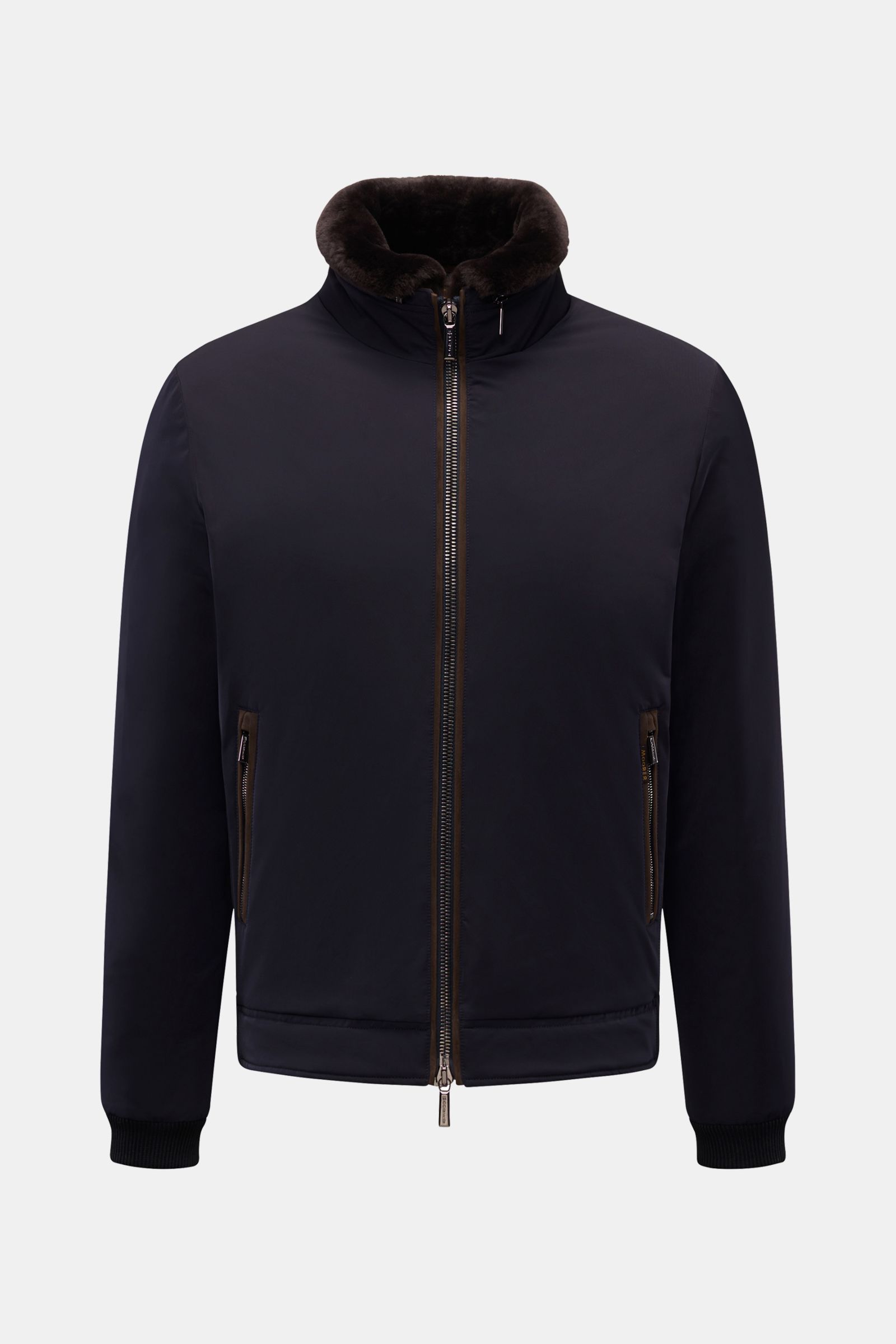 Moorer Daunenblouson 'Celotti' dark navy in Frontansicht, Slim Fit, technische Microfaser, Daunenfüllung, Fellkragen, Zwei-Wege-Reißverschluss, Zipper-Taschen.