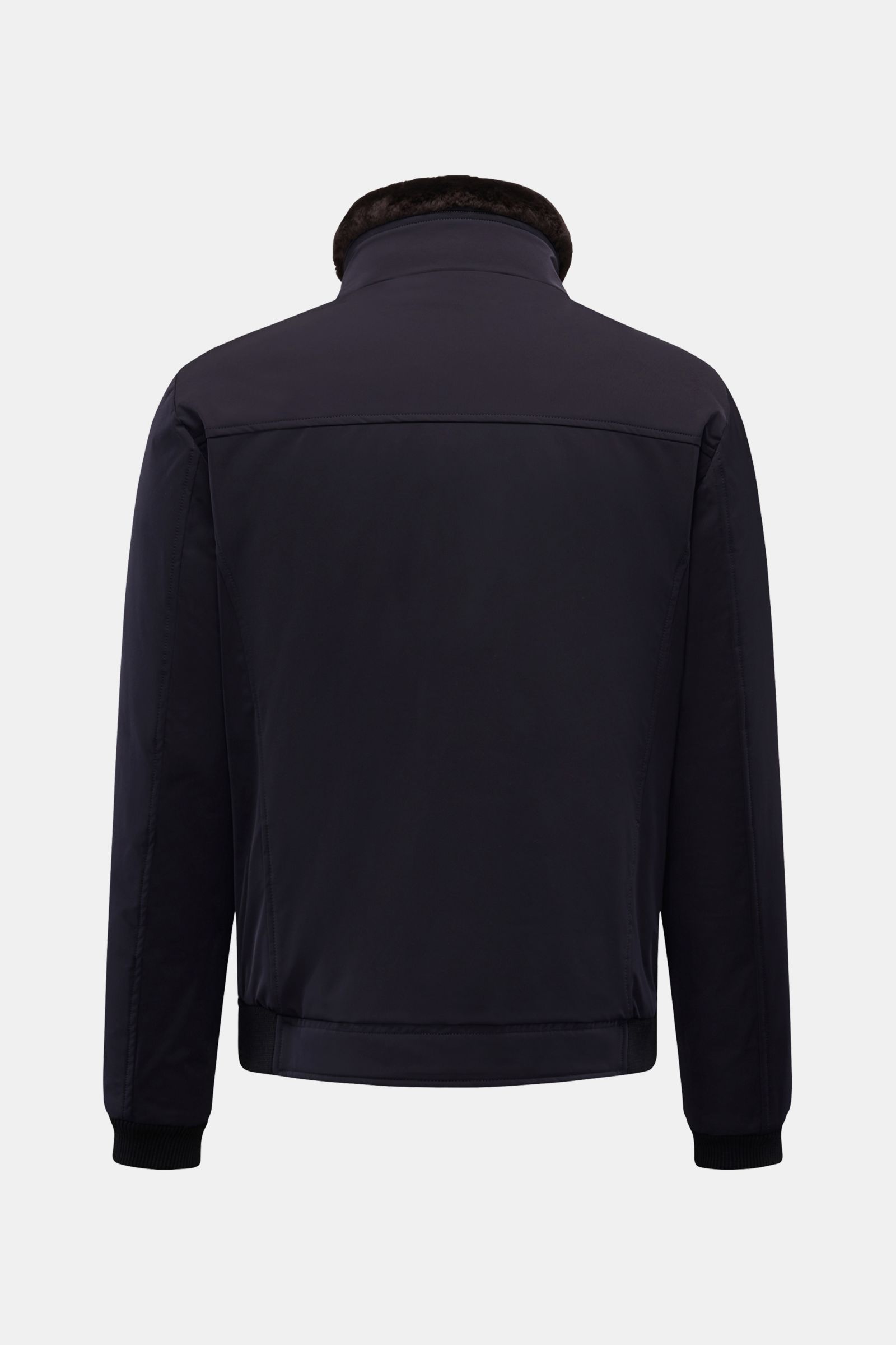 Rückansicht des Moorer Daunenblouson 'Celotti' dark navy mit Slim Fit, technischem Gewebe, Memory-Effekt, Stehkragen, abnehmbarem Fell und elastischen Bündchen.