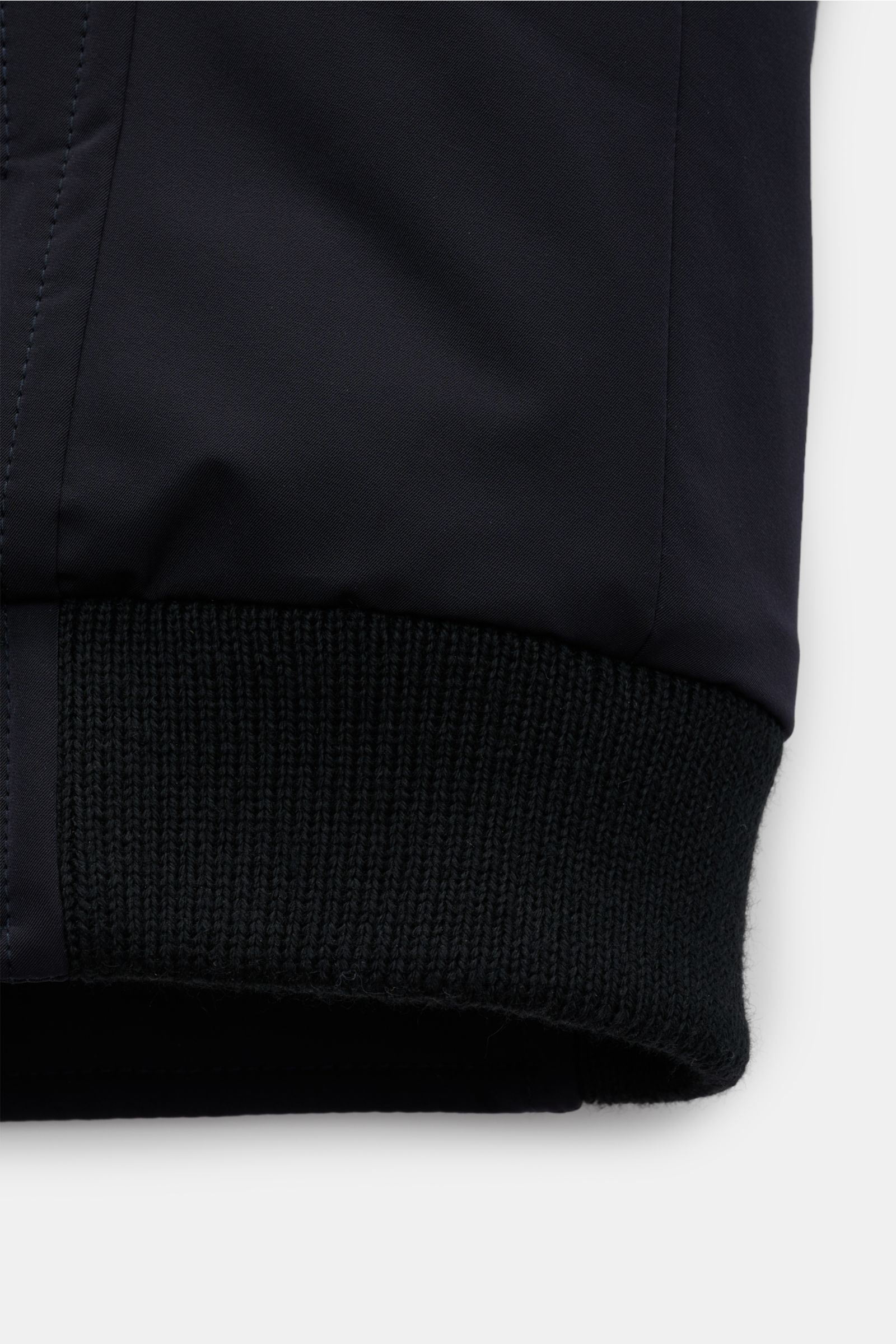 Moorer Daunenblouson 'Celotti' dark navy, Detailaufnahme des elastischen Saumbündchens, glattes Microfasergewebe, Slim Fit, Daunenfüllung.