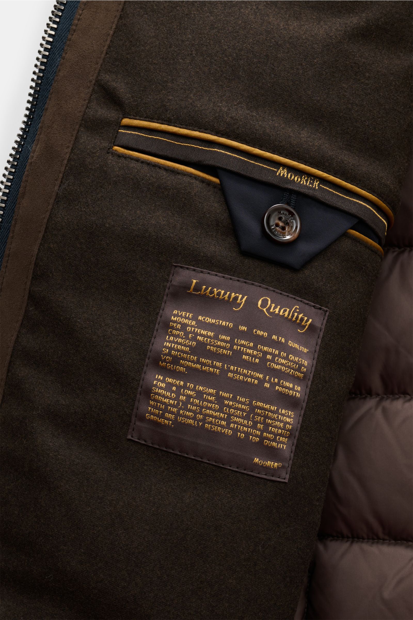 Innenansicht des Moorer Daunenblouson 'Celotti' dark navy mit hochwertiger Microfaser, Daunenfüllung, Zipper-Fronttaschen und abnehmbarem Fellbesatz.