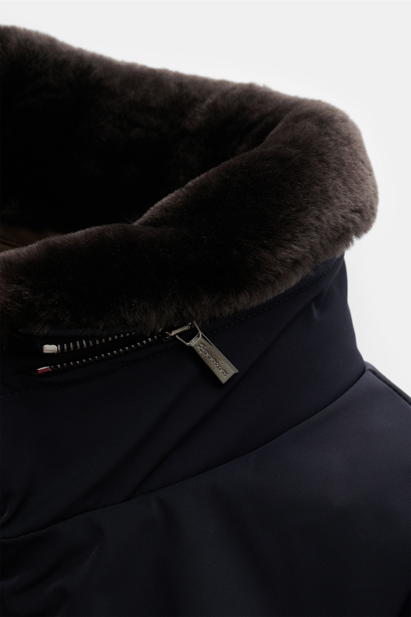 Nahaufnahme des Stehkragens mit abnehmbarem Fellbesatz des Moorer Daunenblouson 'Celotti' dark navy aus glatter Microfaser mit technischem Gewebe.