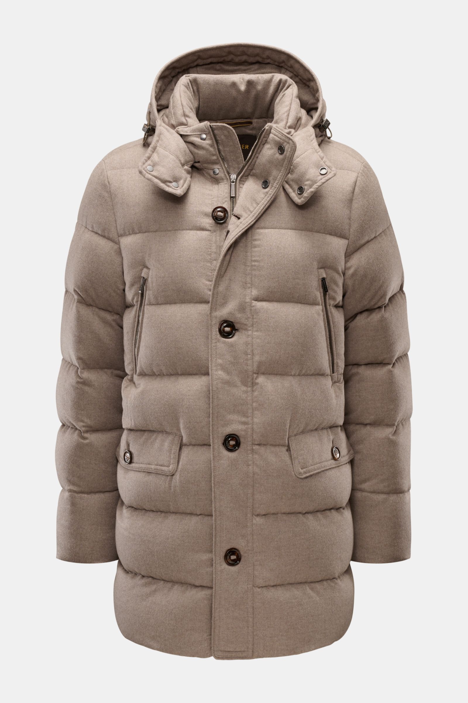 Moorer Cashmere Daunenparka 'Gorner' taupe, frontal fotografiert, gesteppter Parka mit Kapuze, Daunenfüllung, zwei Reißverschluss- und Patten-Hüfttaschen.
