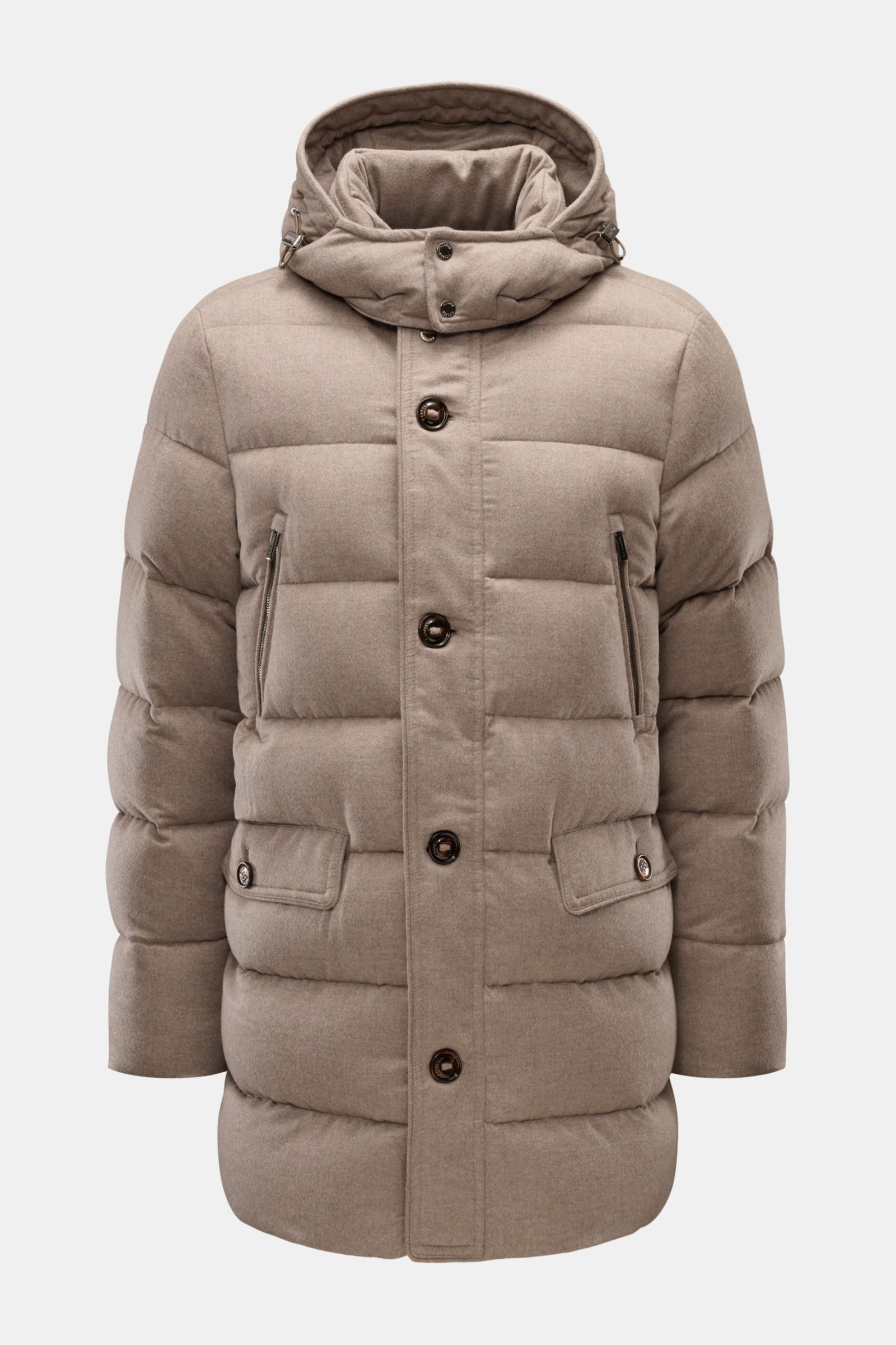 Moorer Cashmere Daunenparka 'Gorner' taupe, frontale Nahaufnahme, gesteppter Parka mit Kapuze, Daunenfüllung, Reißverschluss und Knöpfen, weicher Griff.