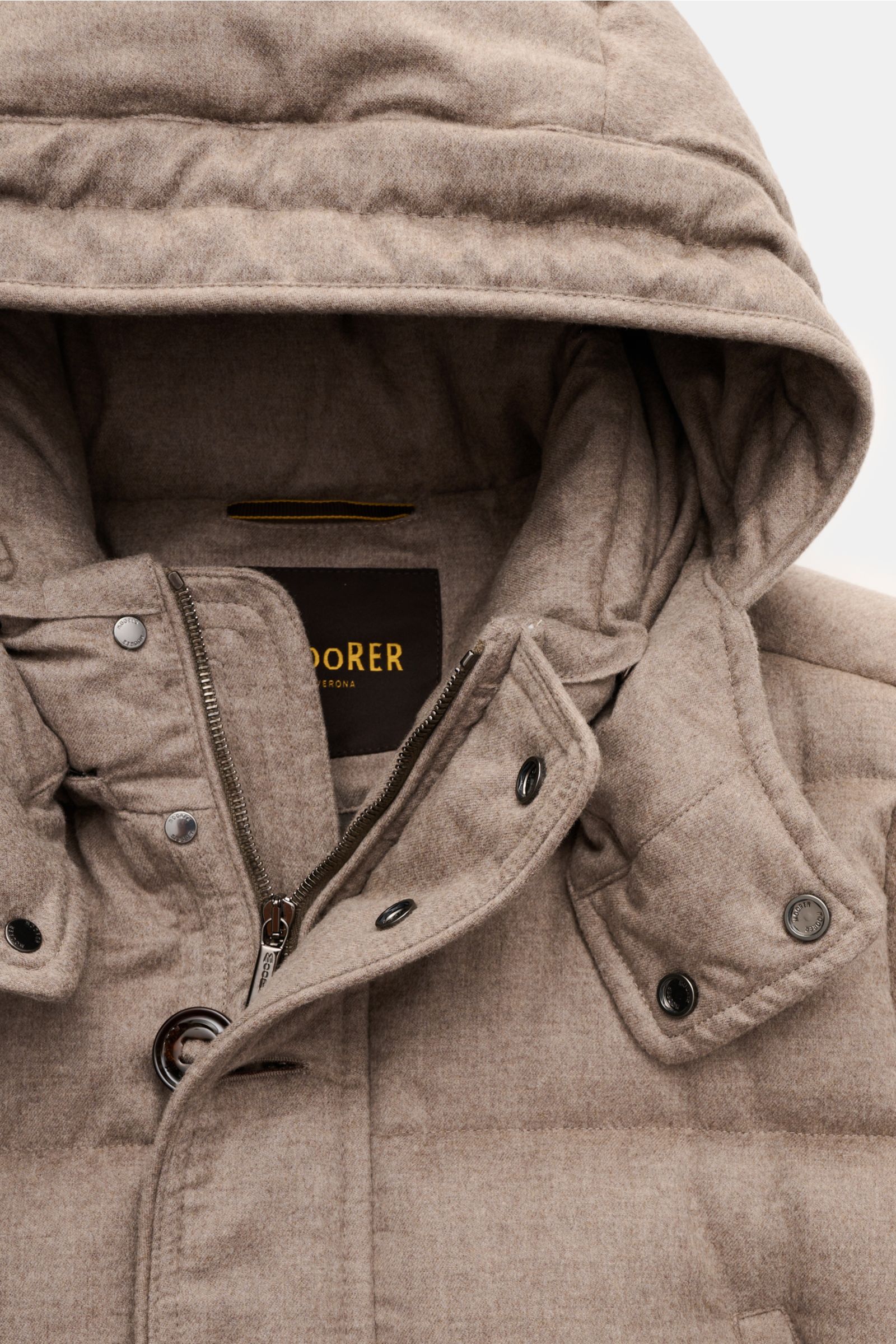 Nahaufnahme von Moorer Cashmere Daunenparka 'Gorner' taupe, frontal fotografiert, mit Kapuze, Zwei-Wege-Reißverschluss und Knöpfen.