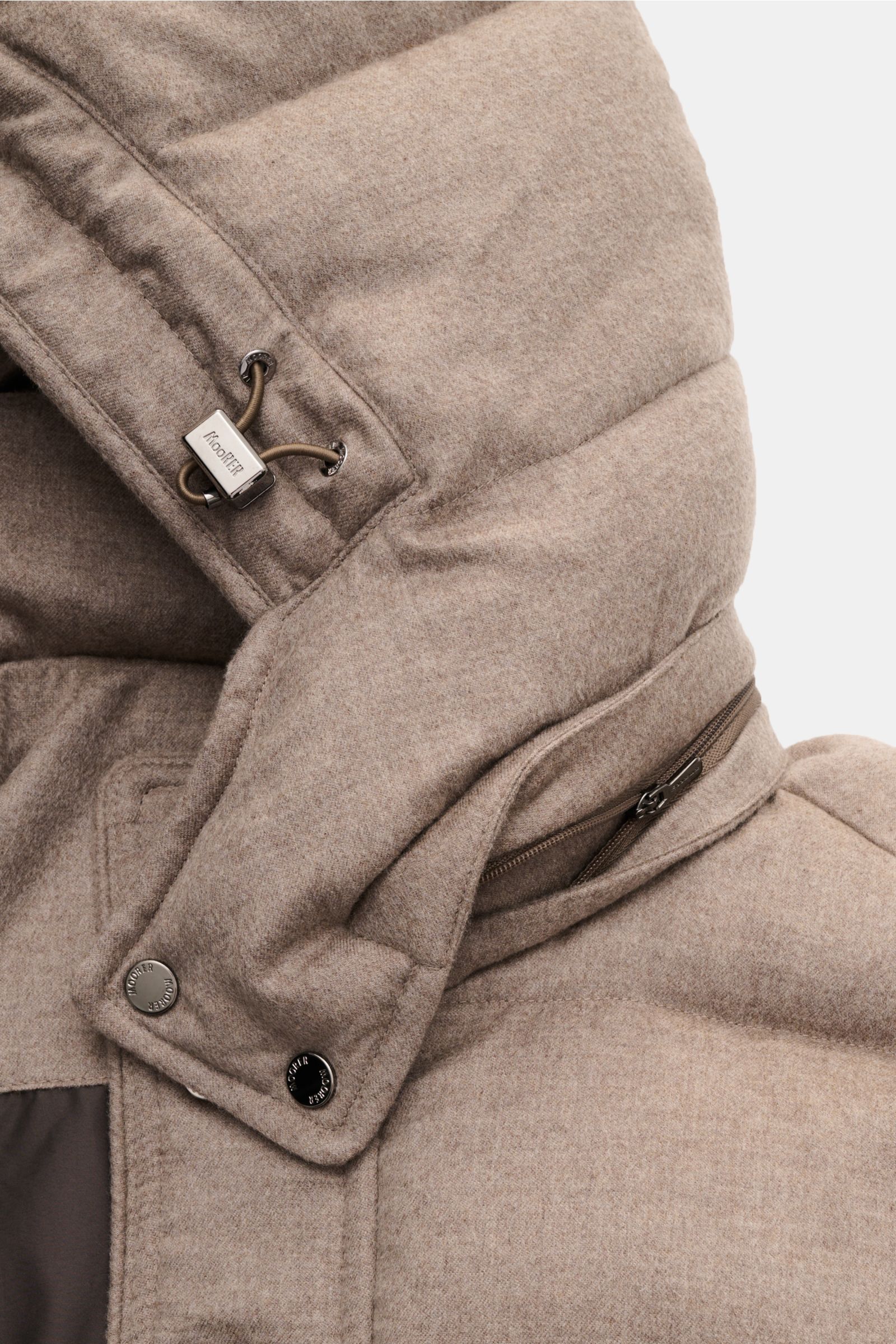 Nahaufnahme des taupefarbenen Moorer Cashmere Daunenparka 'Gorner' von schräg oben mit wattierter, abnehmbarer Kapuze aus reinem Cashmere.