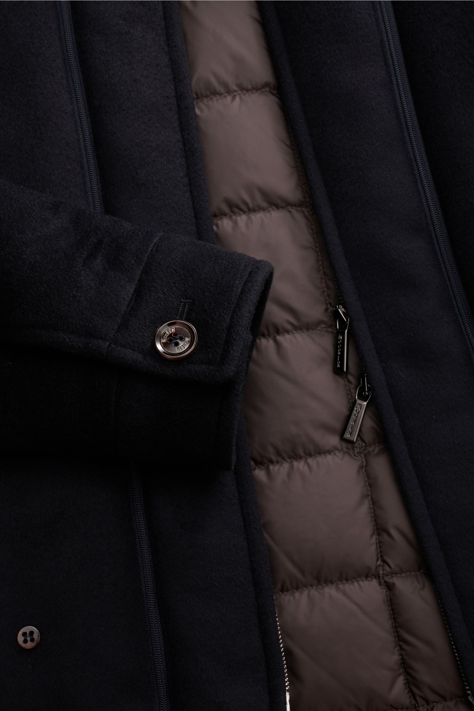 Close-up front view of Moorer Cashmere Daunenjacke 'Mendel' navy showing pure cashmere exterior, removable double-front, warm down filling, slim fit, four-button placket, variable collar, slanted welt pockets, buttoned cuffs, quilted lining, and two inner