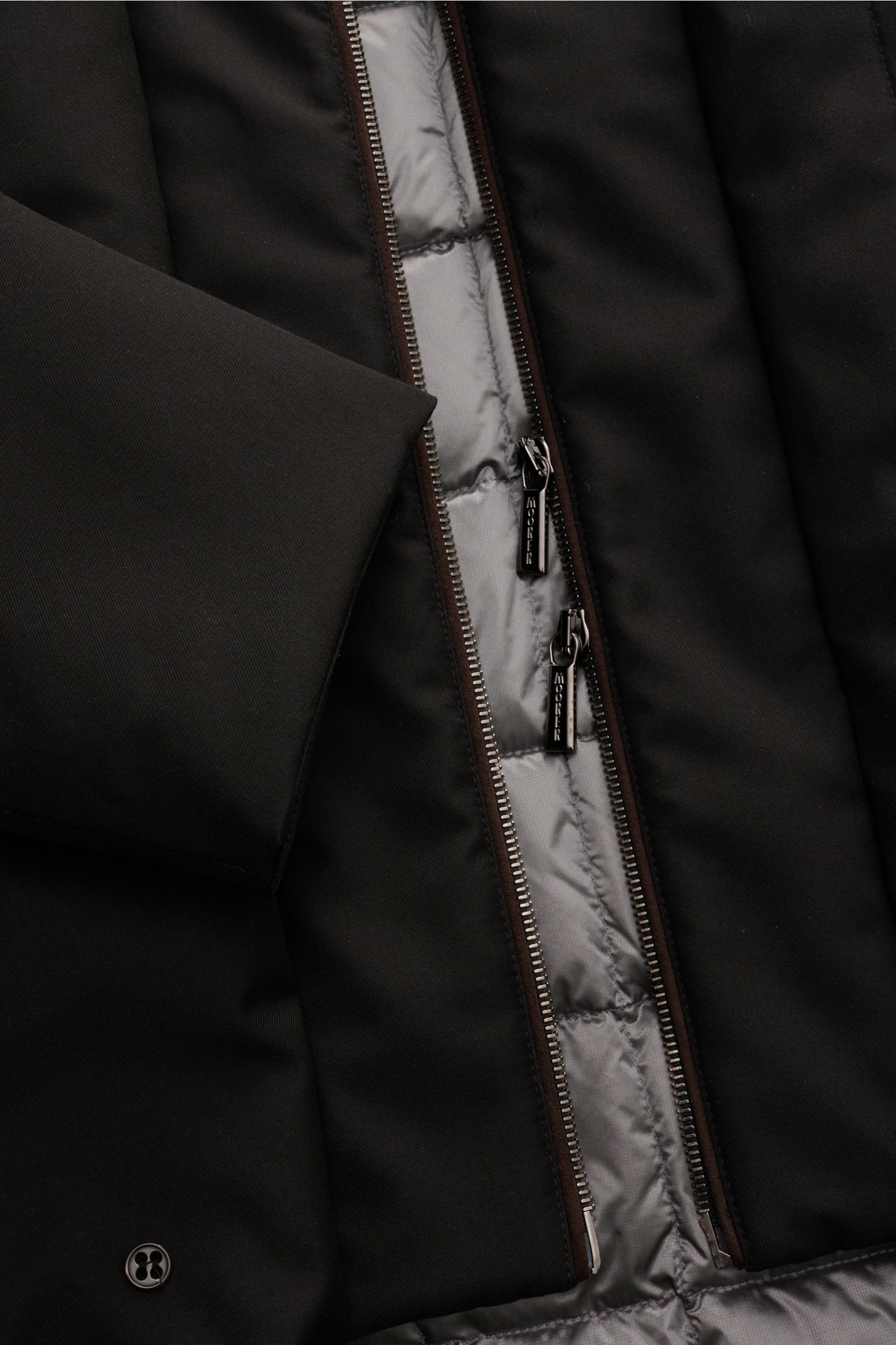 Close-up front view of the Moorer Daunenjacke 'Drive Pum' schwarz, showing the black microfibre and viscose outer fabric, smooth texture, dual zippers with MOORER branding, and quilted silver interior lining. Stilvoller Begleiter für kalte Tage: wind- und
