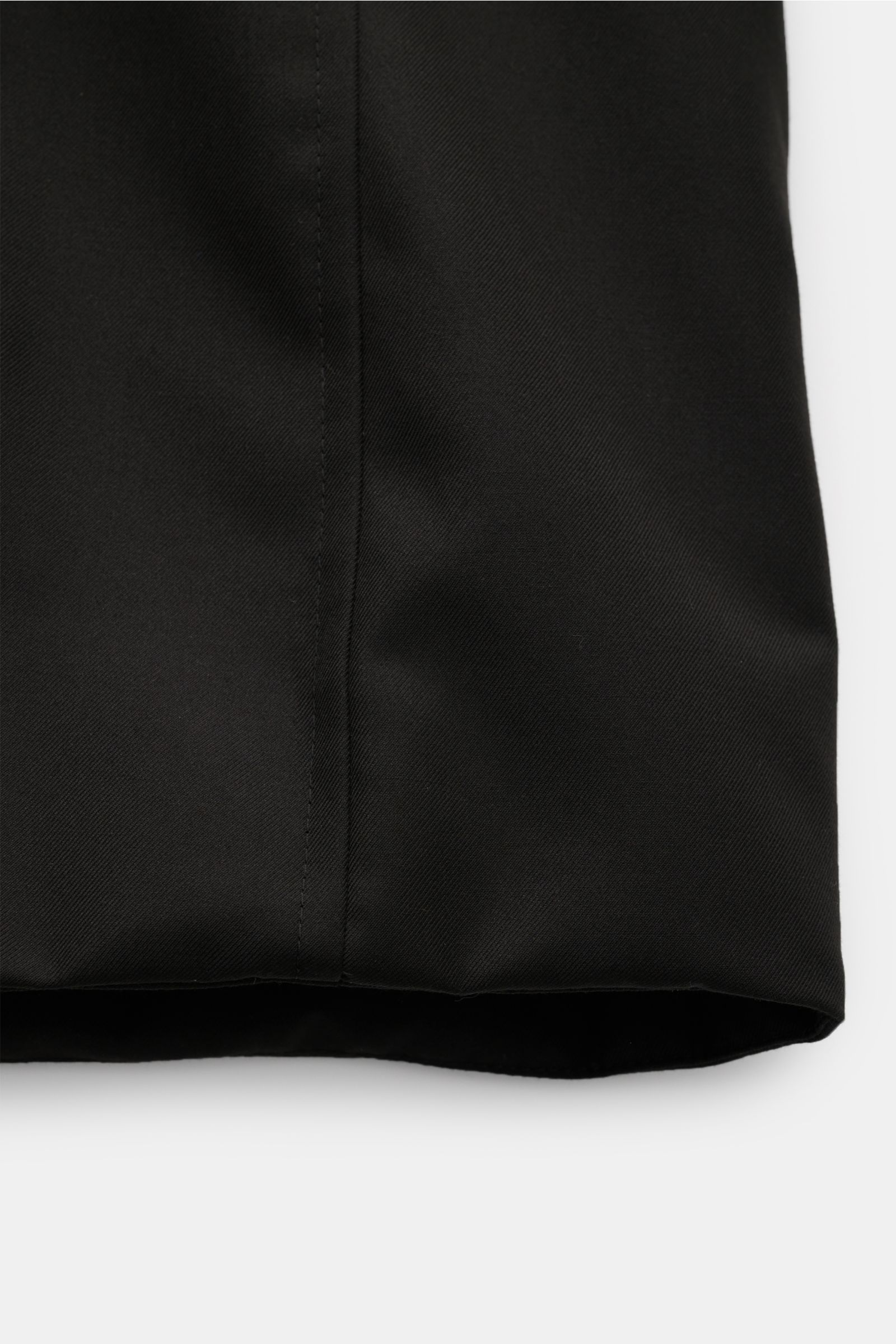 Close-up front lower section of Moorer Daunenjacke 'Drive Pum' schwarz showing smooth, wind- and water-repellent microfiber and viscose fabric with detailed stitching.

The included text describes the product as follows:

Stilvoller Begleiter für kalte Ta