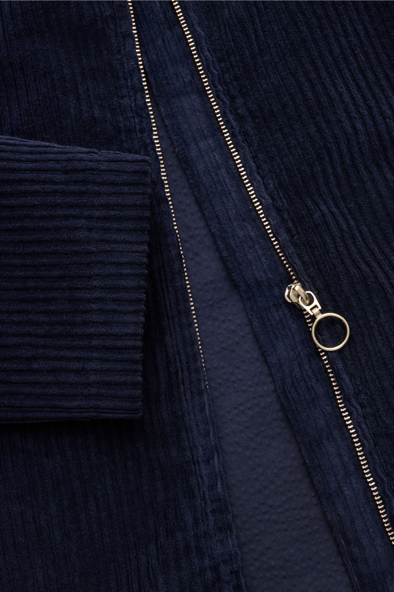 Nahaufnahme der 04651/ A trip in a bag Cordjacke navy aus elastischer Baumwolle mit Metall-Reißverschluss, Umlegekragen, paspelierten Taschen und weichem Griff.