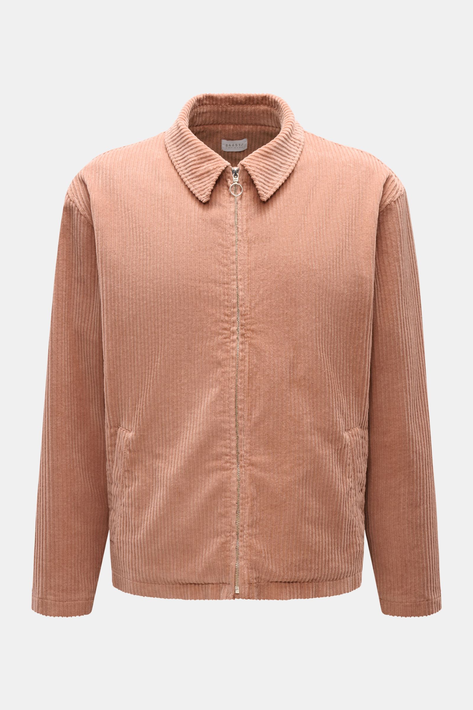 Frontansicht der 04651/ A trip in a bag Cordjacke altrosa aus elastischer Baumwolle mit Umlegekragen, Metall-Reißverschluss und paspelierten Fronttaschen.