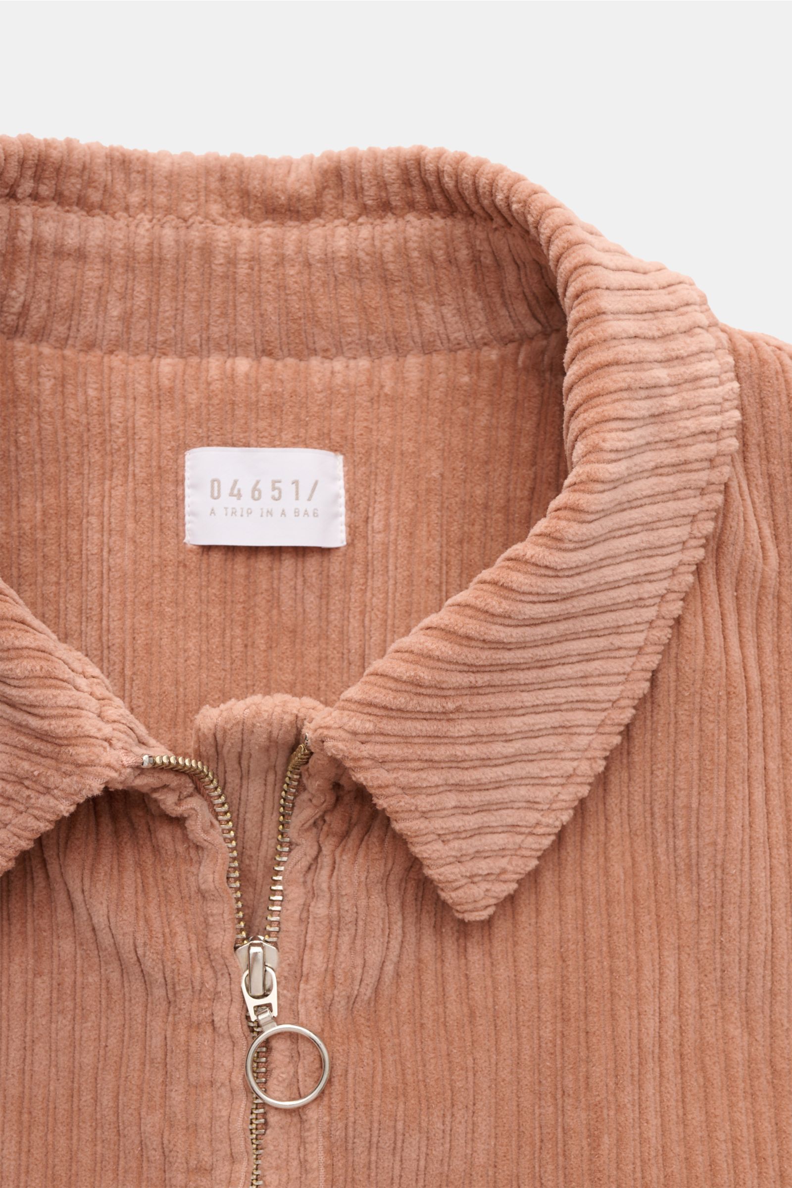 04651/ A trip in a bag Cordjacke altrosa aus elastischer Baumwolle mit Umlegekragen, Metall-Reißverschluss, paspelierten Taschen, Regular Fit, von oben fotografiert.