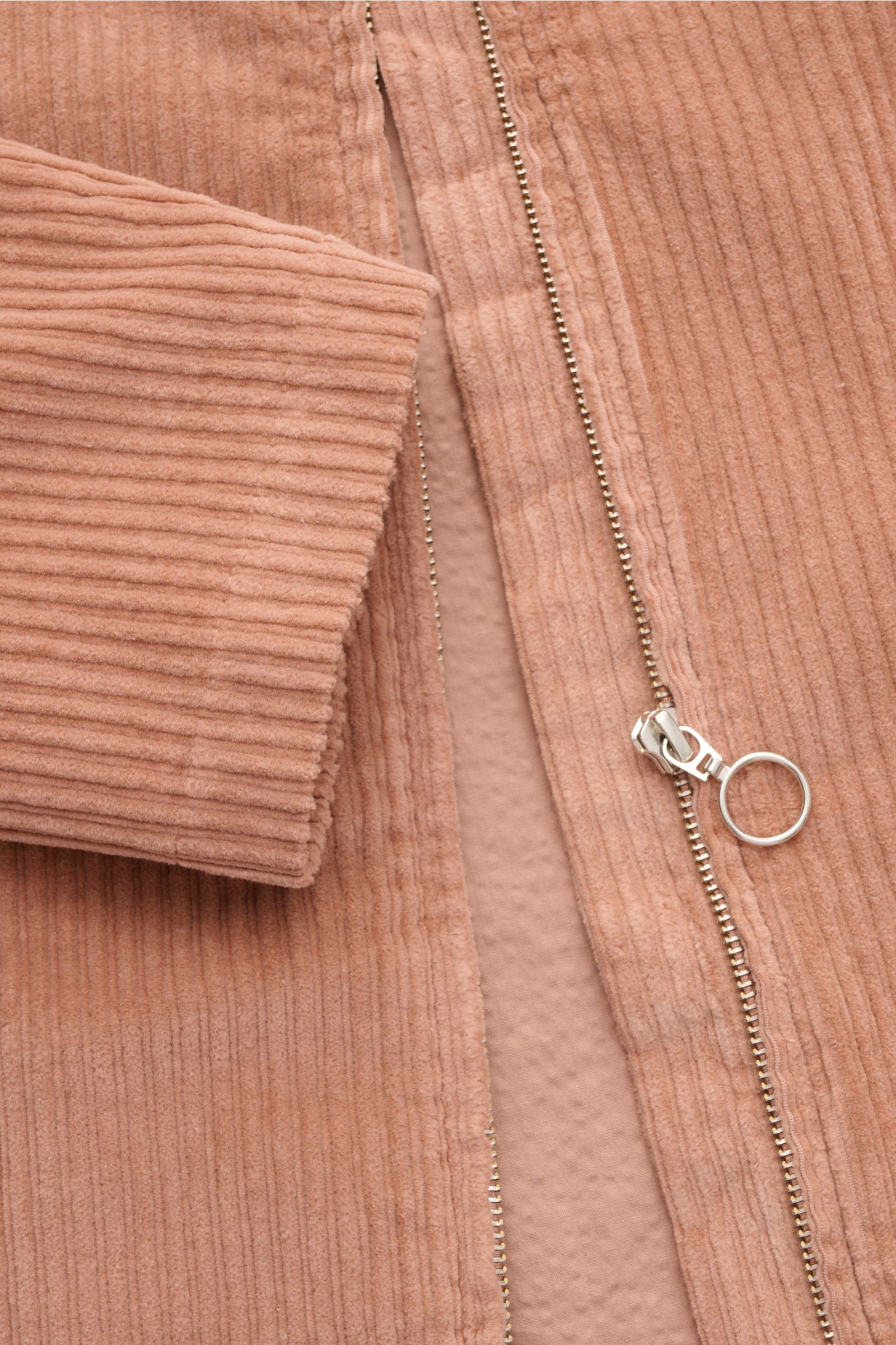 Nahaufnahme der altrosa 04651/ A trip in a bag Cordjacke, seitlich fotografiert, zeigt Metall-Reißverschluss, Umlegekragen und Struktur.