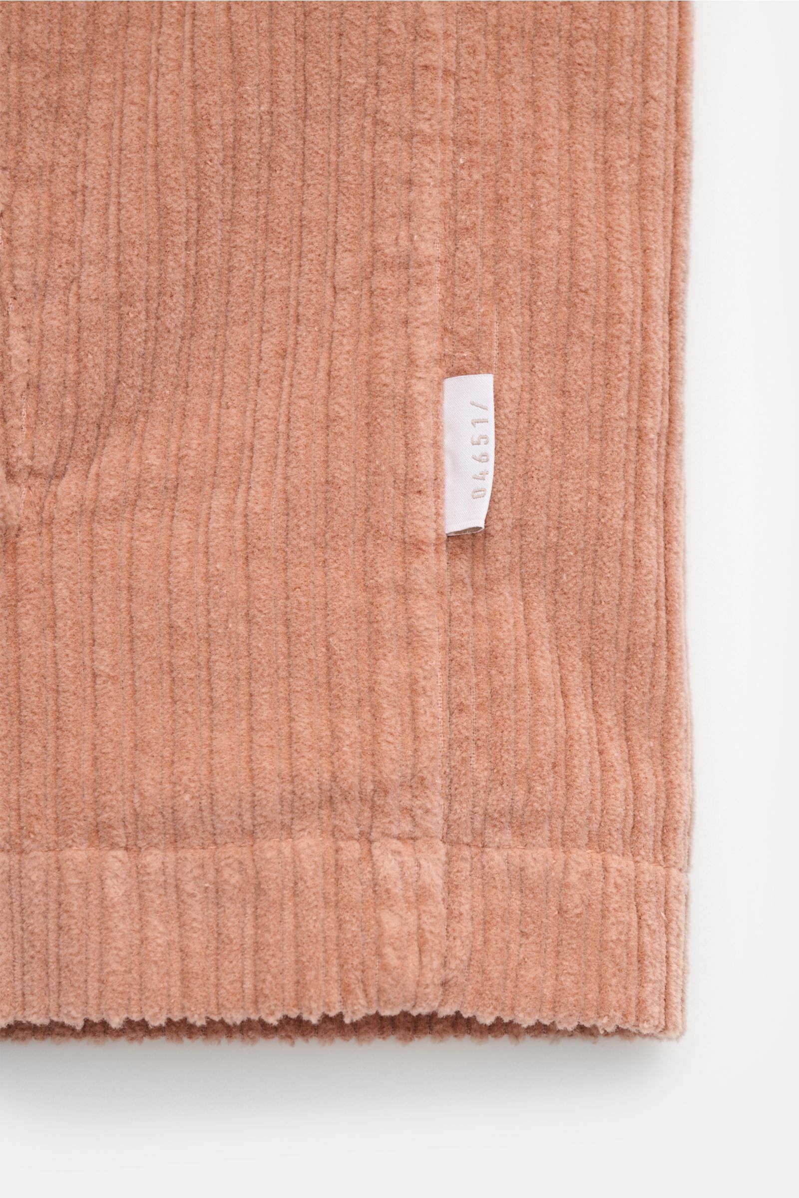 Nahaufnahme der elastischen Baumwolle mit weichem Griff der altrosa 04651/ A trip in a bag Cordjacke im Regular Fit, Detail des Labels am Saum.