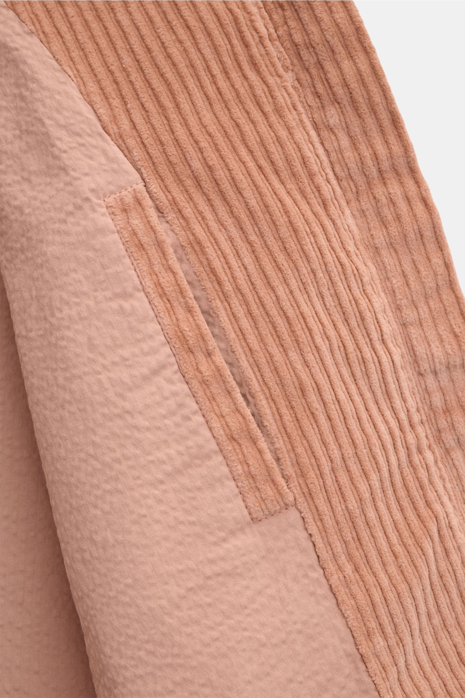 Nahaufnahme der paspelierten Fronttasche der 04651/ A trip in a bag Cordjacke altrosa aus elastischer Baumwolle mit weichem Griff.