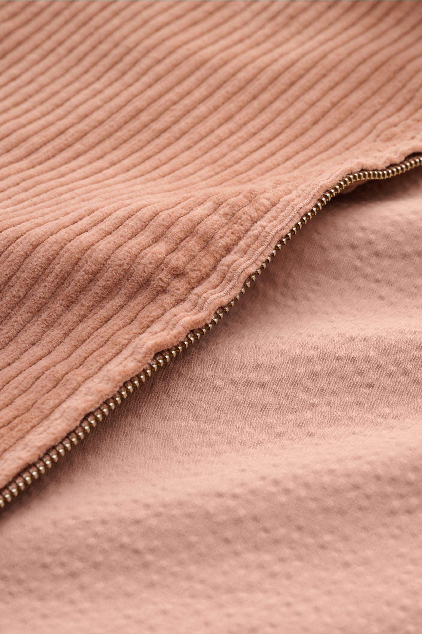 Nahaufnahme der altrosa 04651/ A trip in a bag Cordjacke mit Metall-Reißverschluss, elastischer Baumwolle und weichem Griff, Detail von Umlegekragen und paspelierten Taschen.