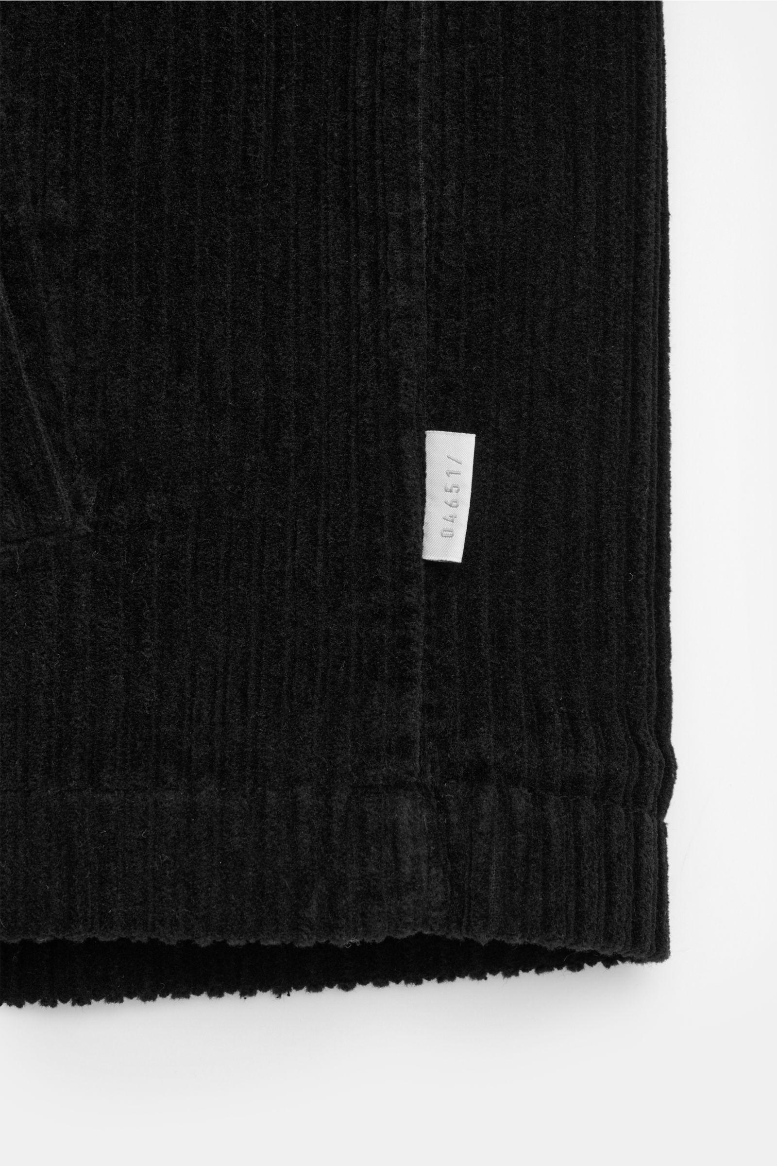 Schwarze 04651/ A trip in a bag Cordjacke aus elastischer Baumwolle in Regular Fit, Detailaufnahme vom unteren Saum mit Label.