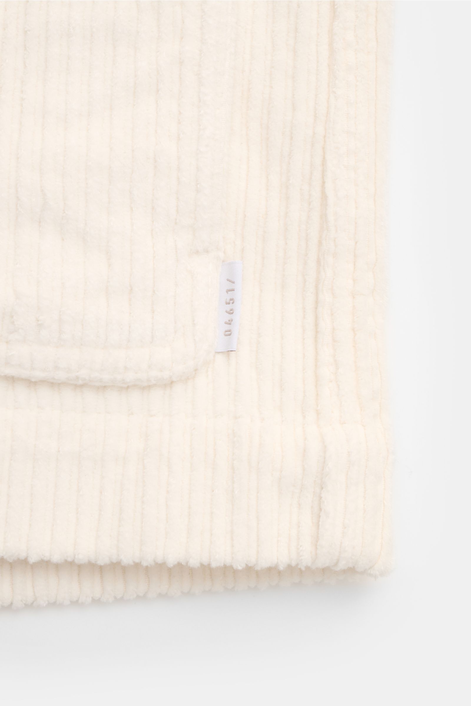 04651/ A trip in a bag Cord-Cabanjacke creme mit voluminösem Breitcord, Slim Fit, Reverskragen und 04651-Weblabel, Detailansicht von unten.