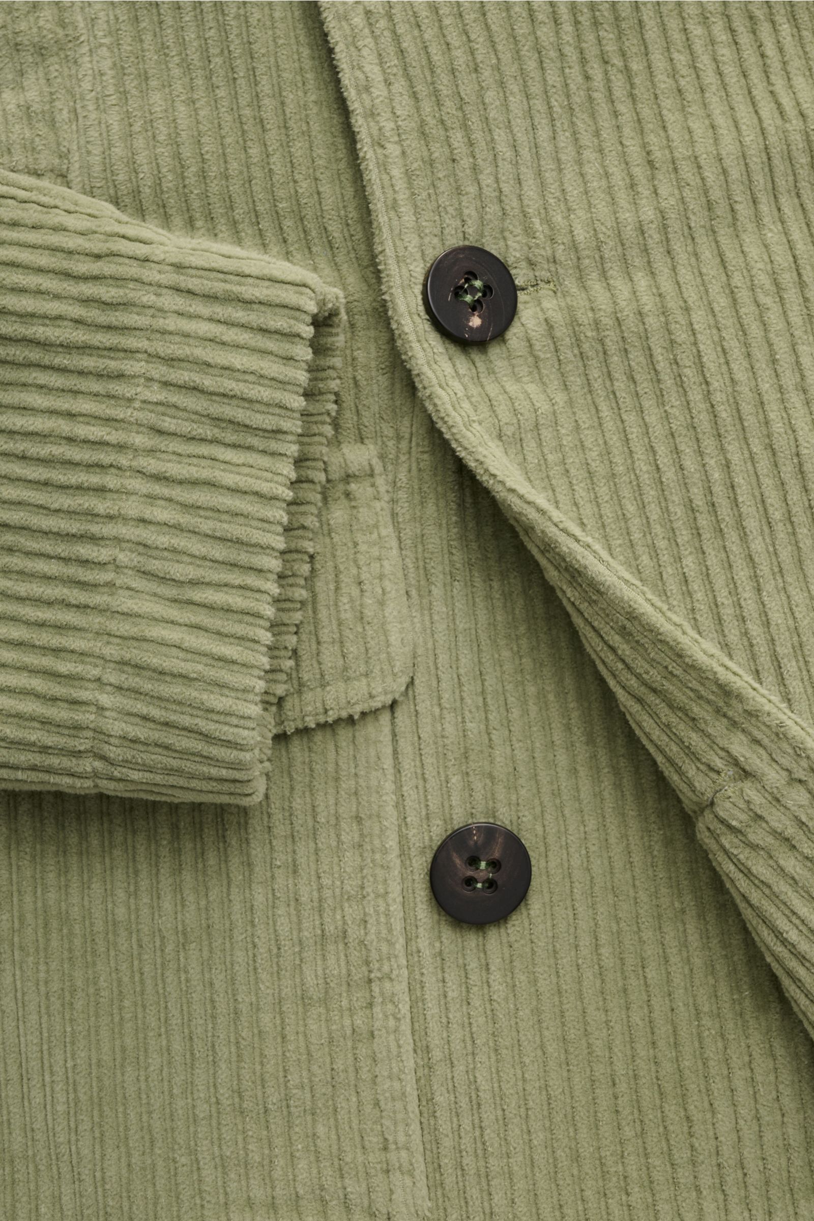 Salbeigrüne 04651/ A trip in a bag Cord-Cabanjacke im Slim Fit mit voluminösem Breitcord, breitem Revers, Handwärmetaschen, Knöpfen, Detailansicht frontal.