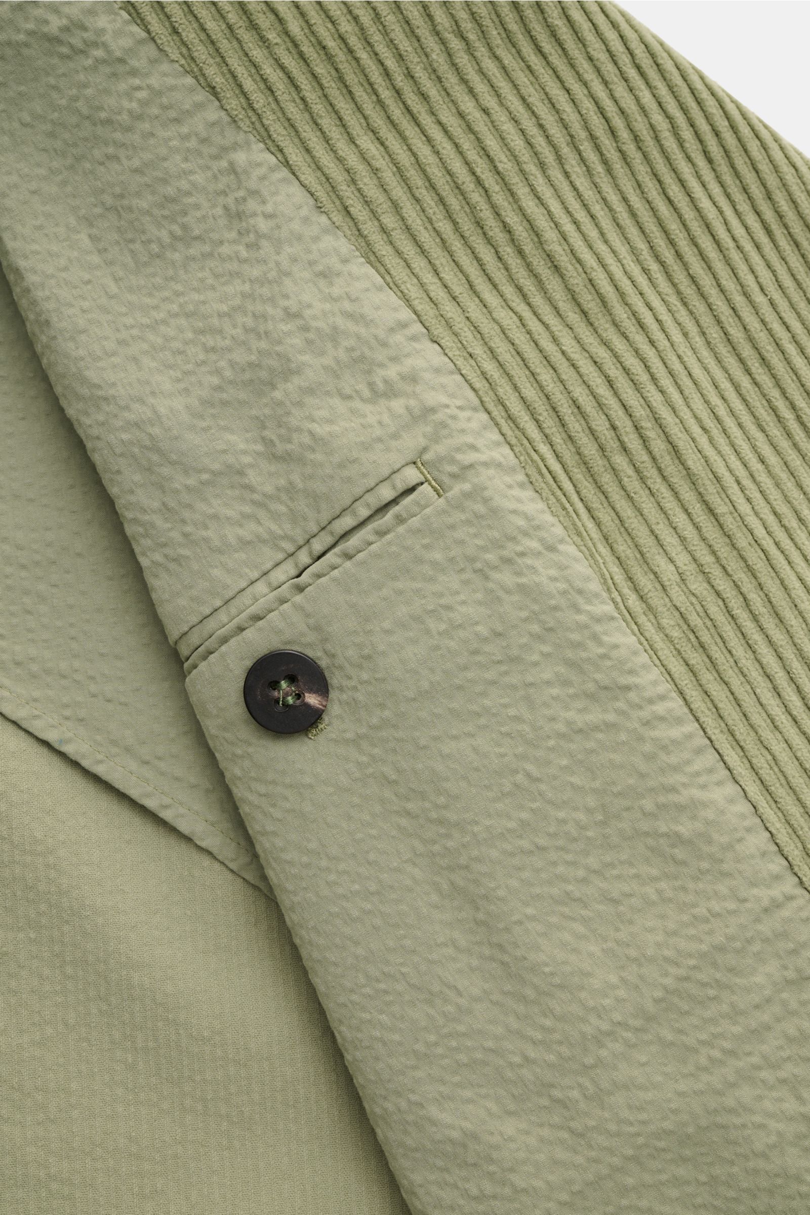 Nahaufnahme der Innenseite und des Revers der 04651/ A trip in a bag Cord-Cabanjacke salbei aus voluminösem Breitcord und Seersucker-Futter.