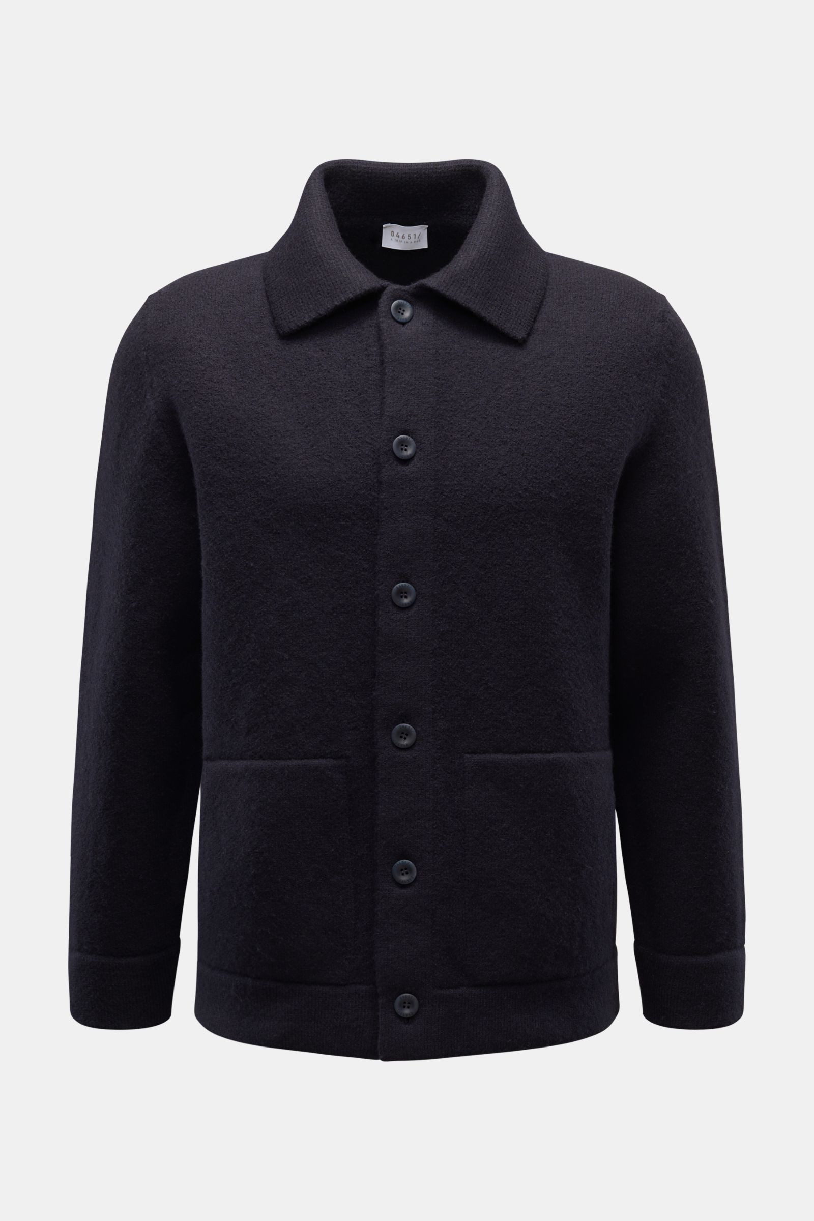 Frontale Nahaufnahme des 04651/ A trip in a bag Woll-Overshirt 'Boiled Blouson' navy aus gekochter Wolle mit Umlegekragen, Slim Fit, sechs Knöpfen, paspelierten Fronttaschen und Rippbündchen.