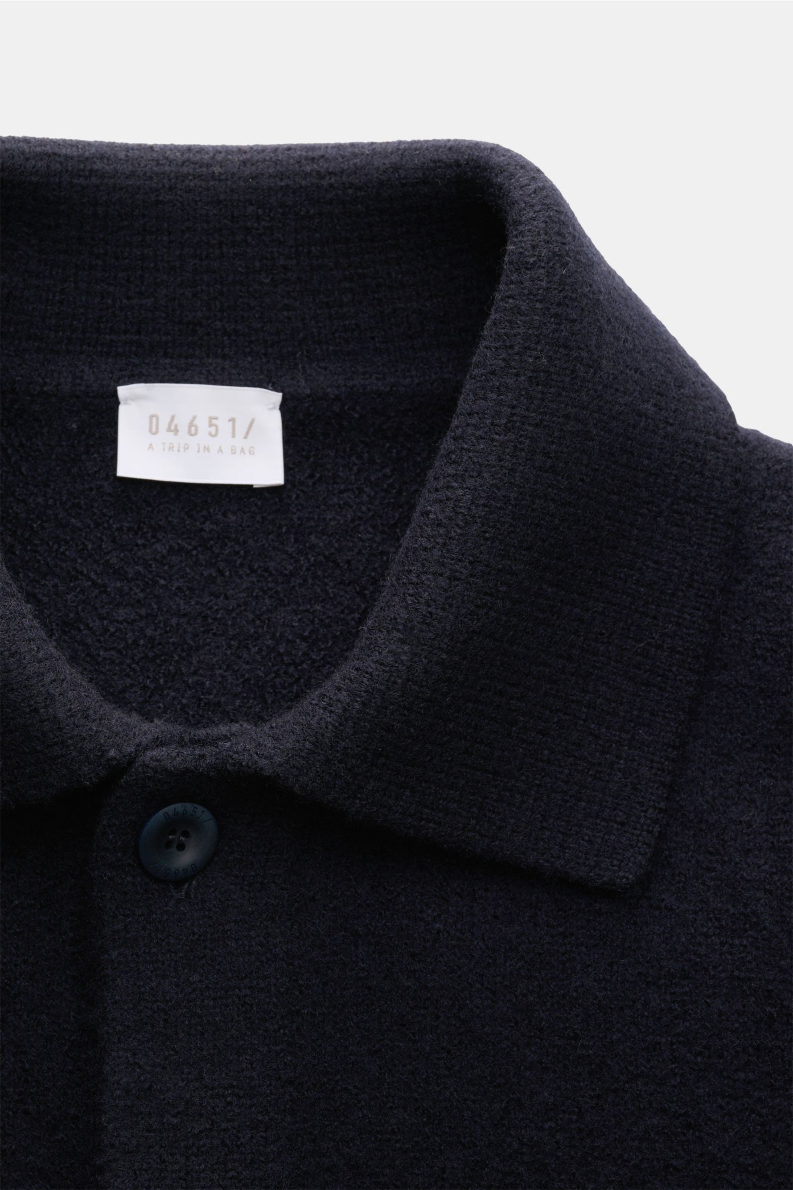 04651/ A trip in a bag Woll-Overshirt 'Boiled Blouson' navy, Nahaufnahme von Umlegekragen und Knopfleiste aus gekochter Wolle, Slim Fit, paspelierte Taschen, Rippbündchen.