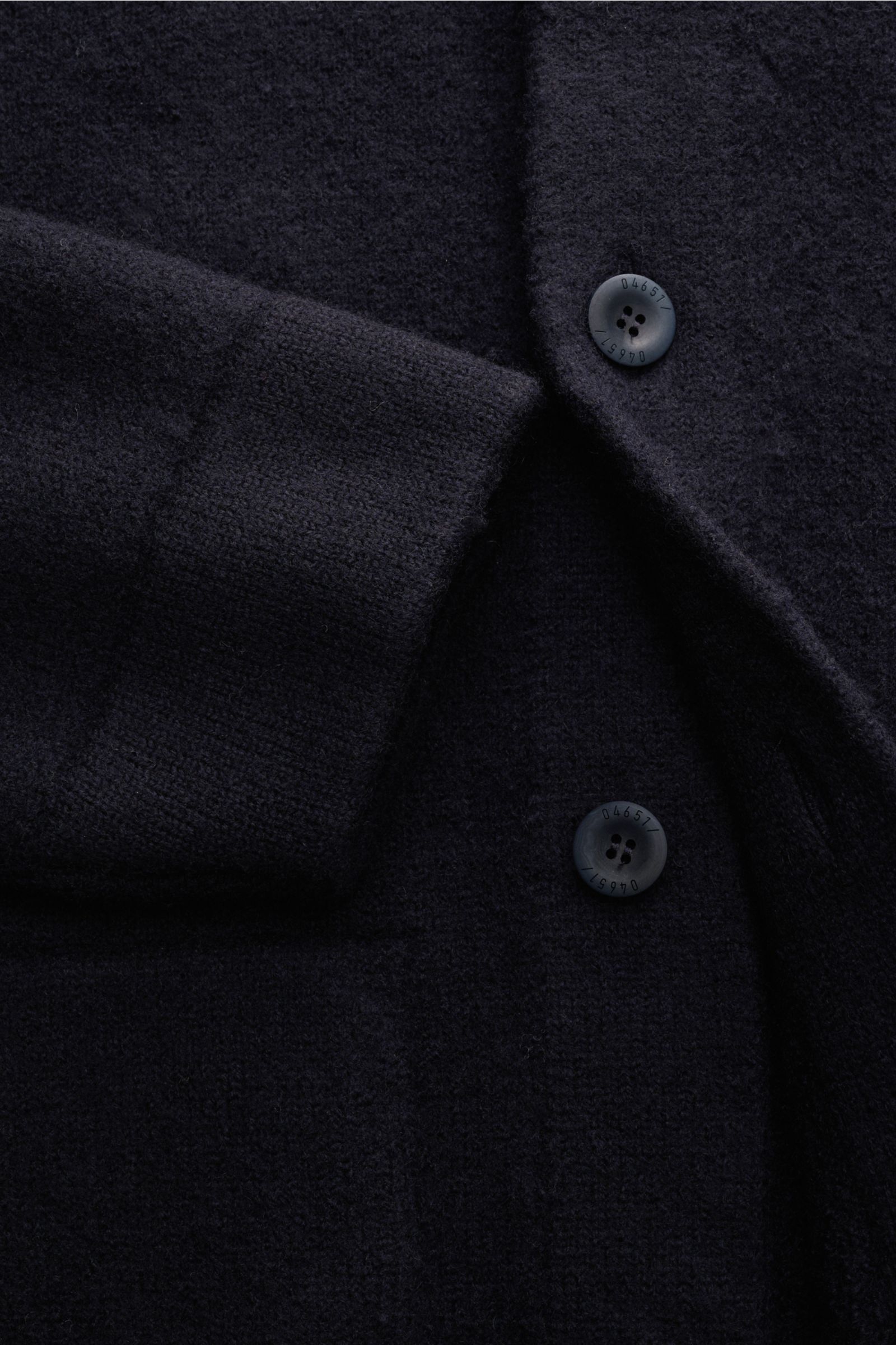 04651/ A trip in a bag Woll-Overshirt 'Boiled Blouson' navy aus gekochter Wolle, Slim Fit, mit Umlegekragen, Rippbündchen, Knopfleiste und paspelierten Taschen, Nahaufnahme von vorne.