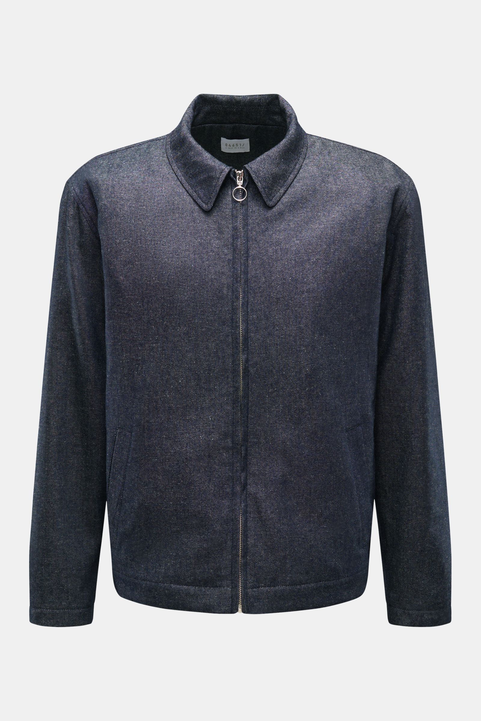 Alt tag (124 characters): Front view of 04651/ A trip in a bag Blouson navy meliert in denim-look with zip, collar, and slanted pockets.

Description:
Cooler Blouson im Denim-Look: Diese moderne Jacke von 04651/ A TRIP IN A BAG überzeugt mit kontemporä