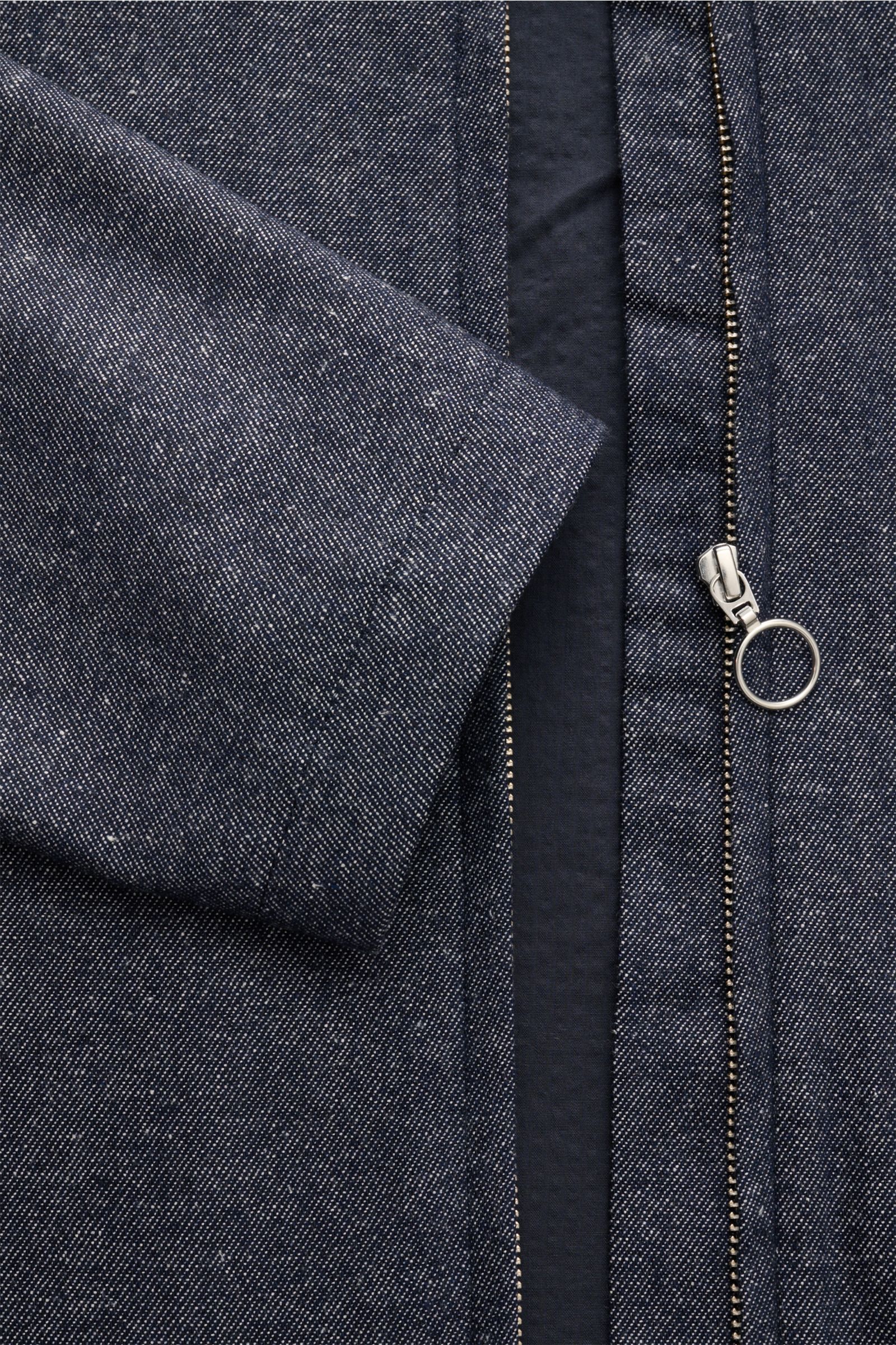 Close-up front view of 04651/ A trip in a bag Blouson navy meliert showcasing denim-look wool blend fabric, silver two-way zipper with ring pull, and soft seersucker lining.

Cooler Blouson im Denim-Look: Diese moderne Jacke von 04651/ A TRIP IN A BAG 